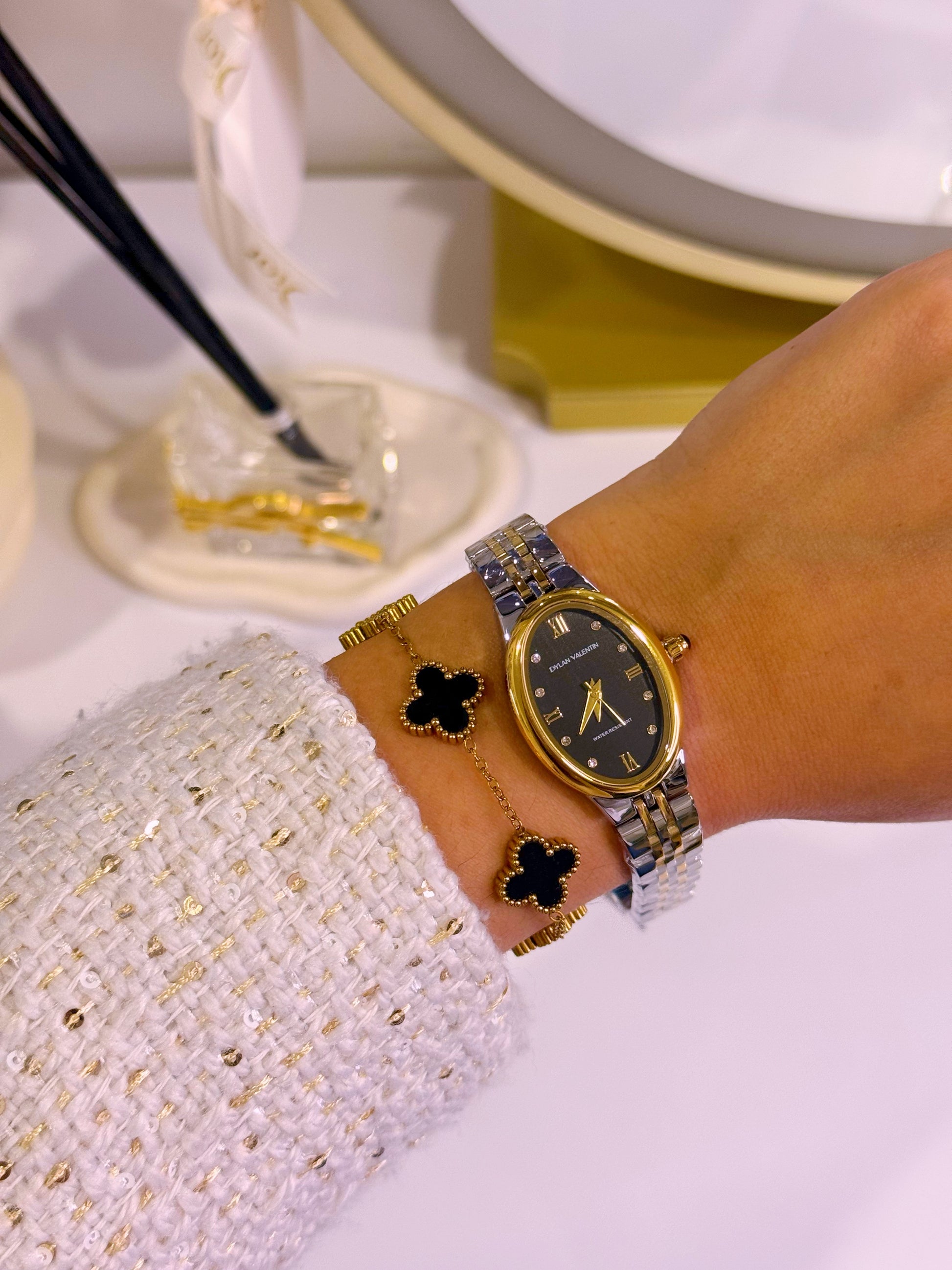 Relógio analógico mostrador oval • prateado e dourado | Fundo Preto