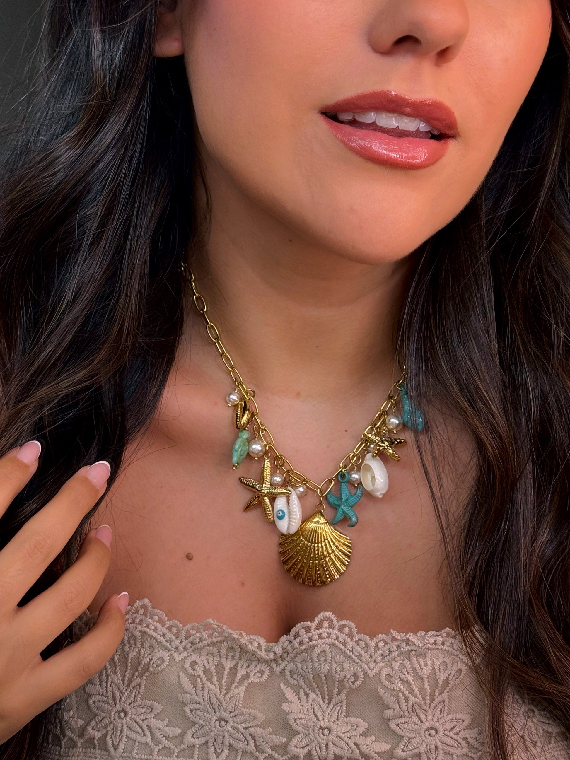 𝐄𝐝𝐢𝐜̧𝐚̃𝐨 𝐋𝐢𝐦𝐢𝐭𝐚𝐝𝐚 𝐕𝐞𝐫𝐚̃𝐨 🐚 Colar corrente com estrela do mar turquesa e vários pendentes | Dourado