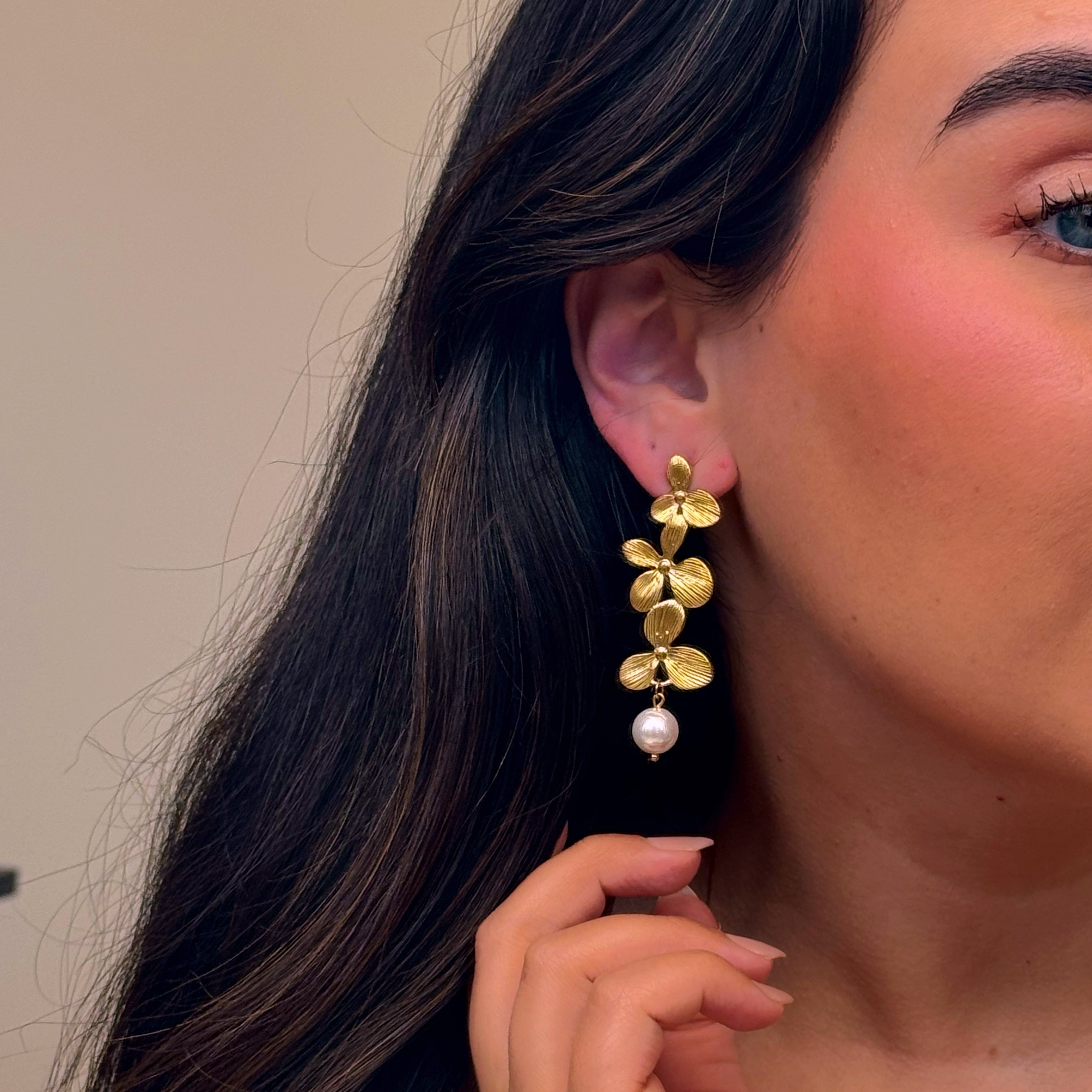 Brincos elegantes com 3 flores em  relevos e pérola em pendente | Dourado