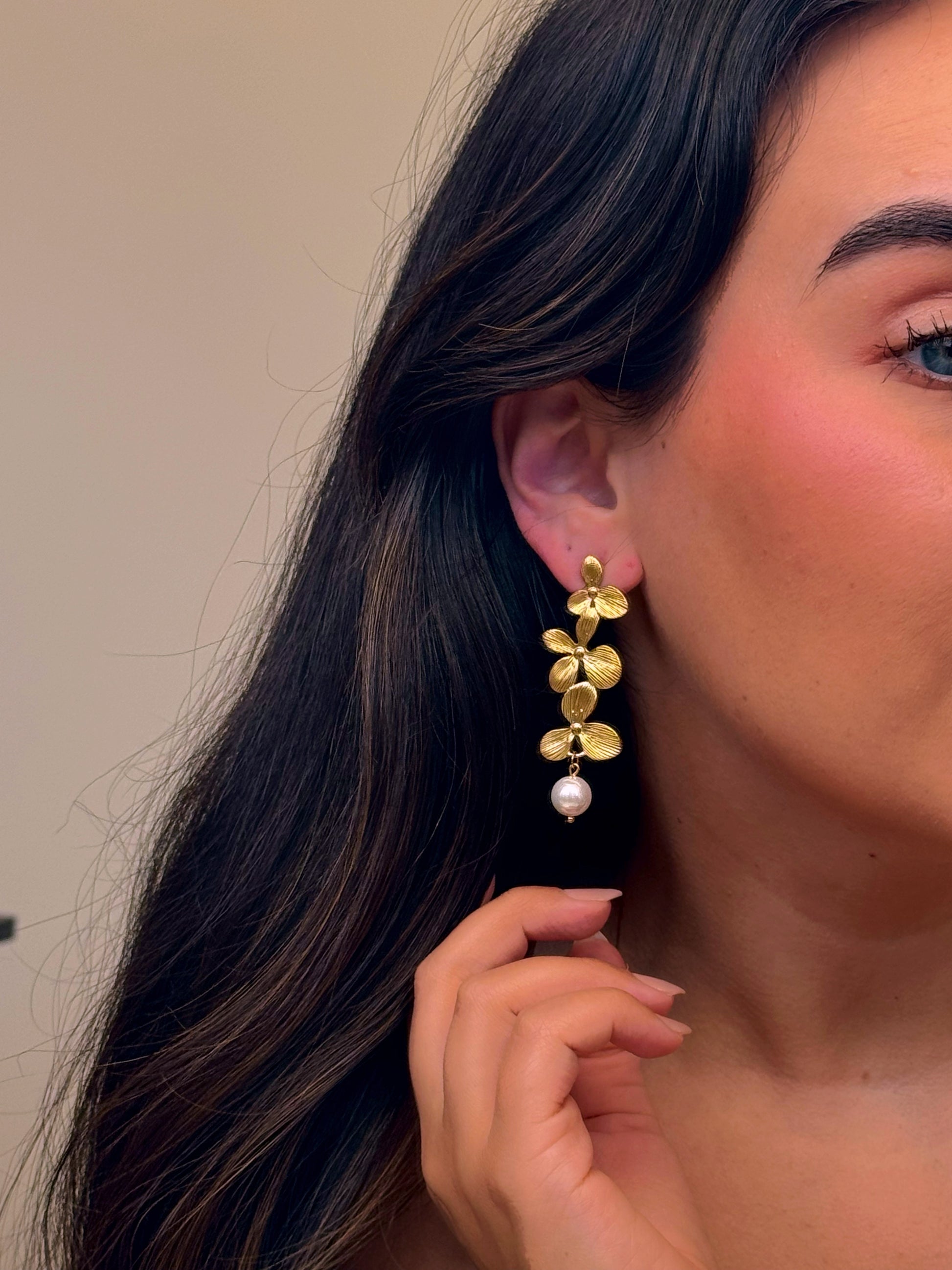 Brincos elegantes com 3 flores em  relevos e pérola em pendente | Dourado