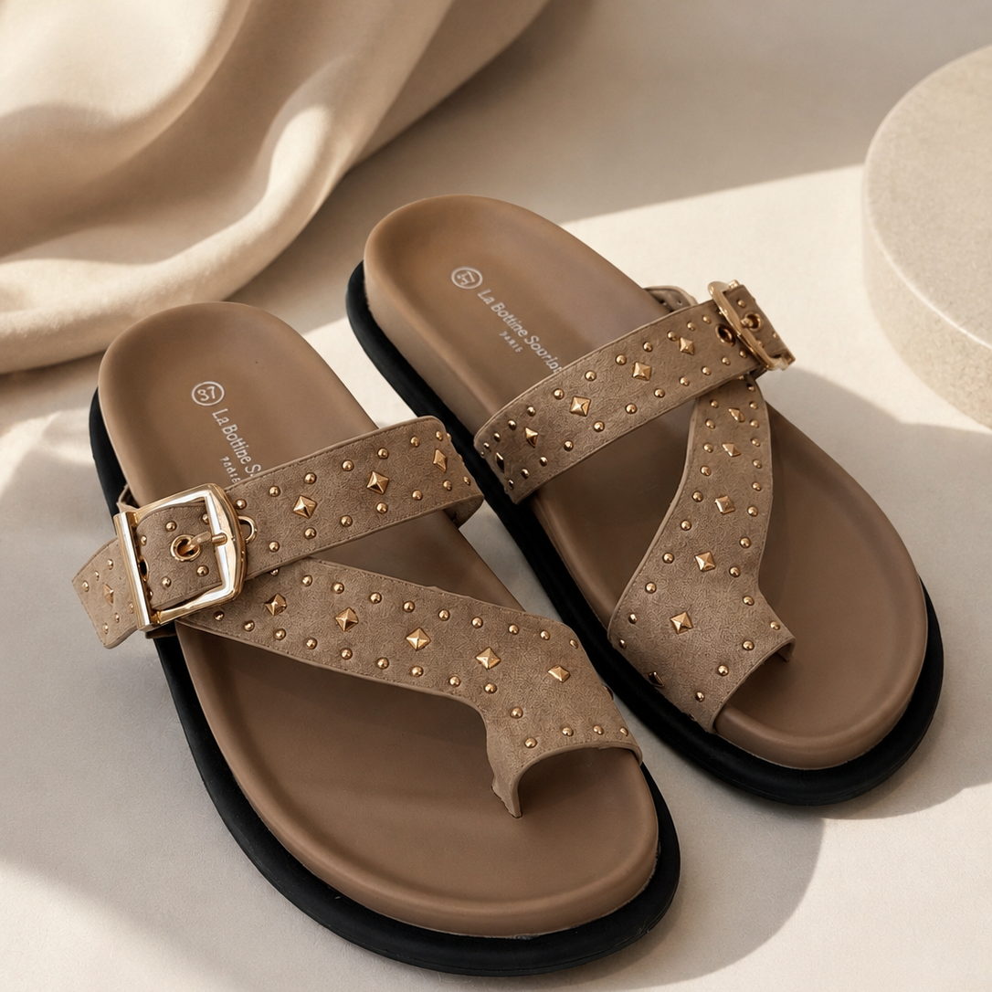 Chinelo com fivela cruzada e pormenores dourados | Khaki