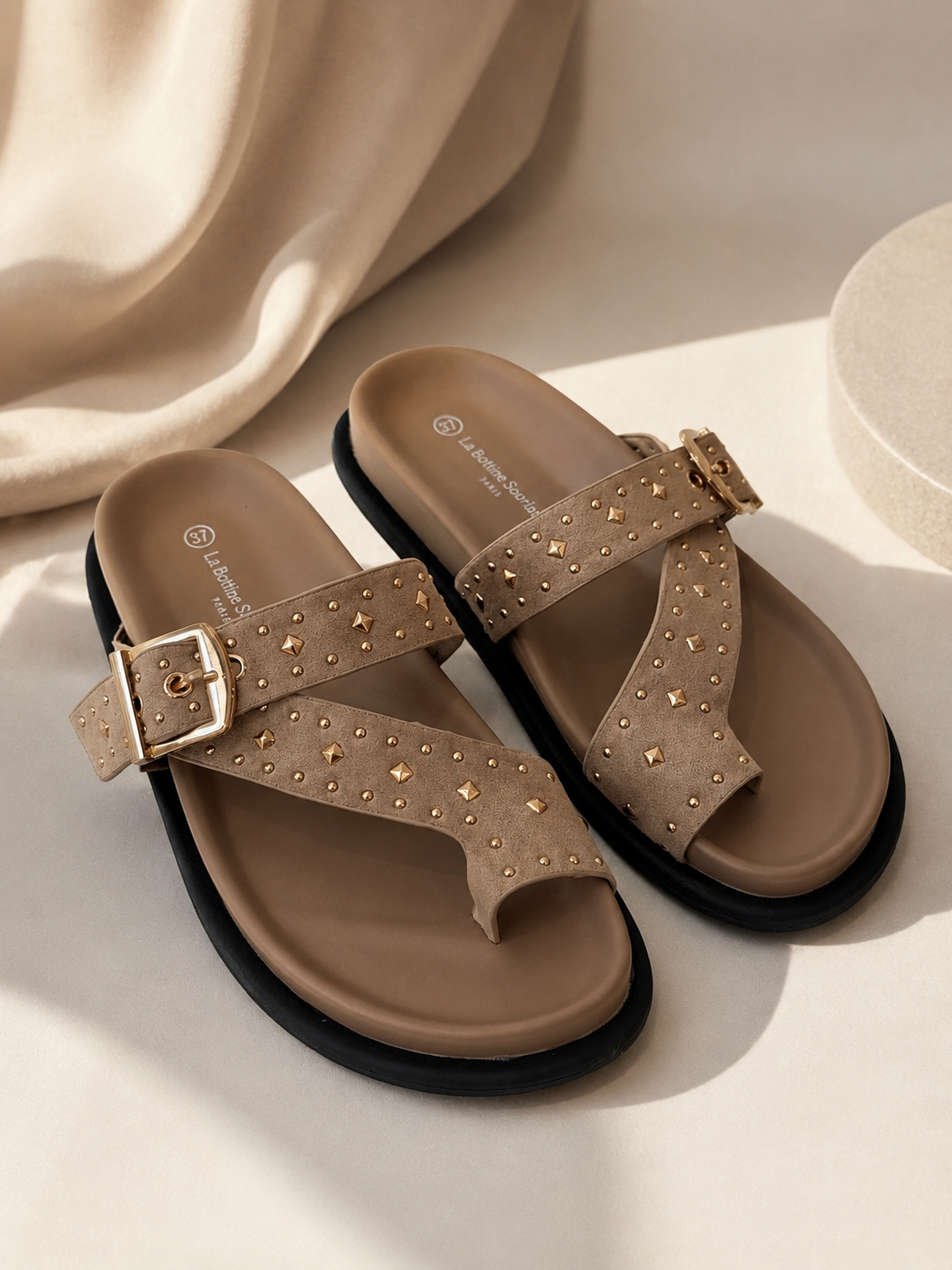 Chinelo com fivela cruzada e pormenores dourados | Khaki