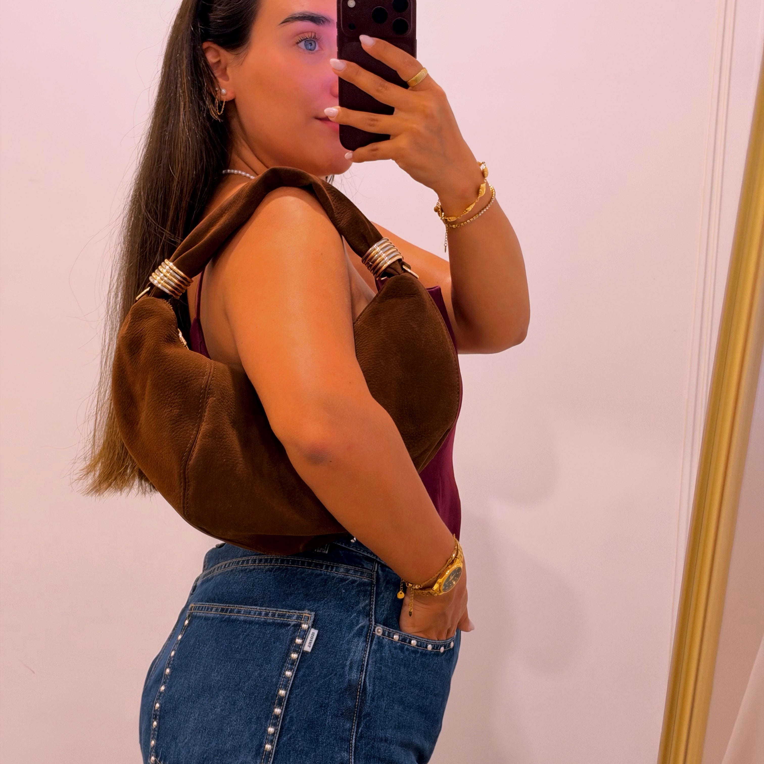 Mala de ombro estilo hobo com mix de argolas metálicas | Camel • toque aveludado
