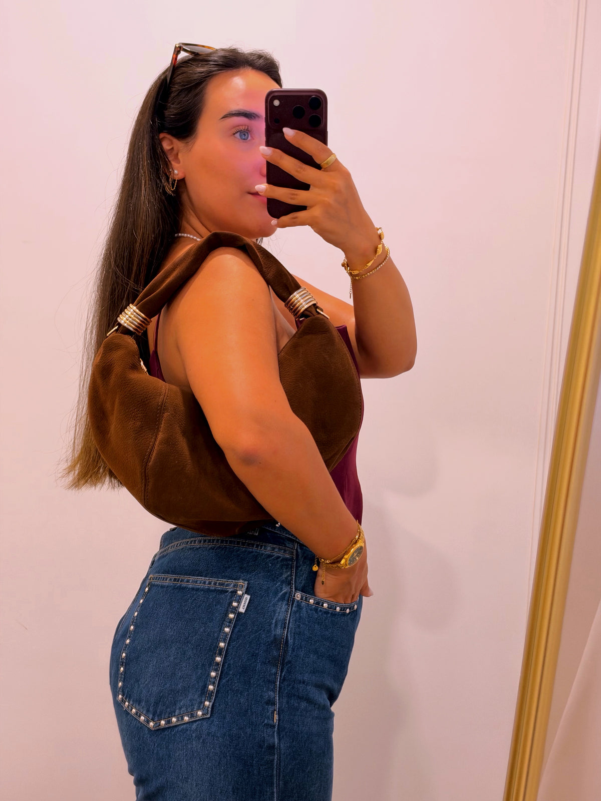 Mala de ombro estilo hobo com mix de argolas metálicas | Camel • toque aveludado