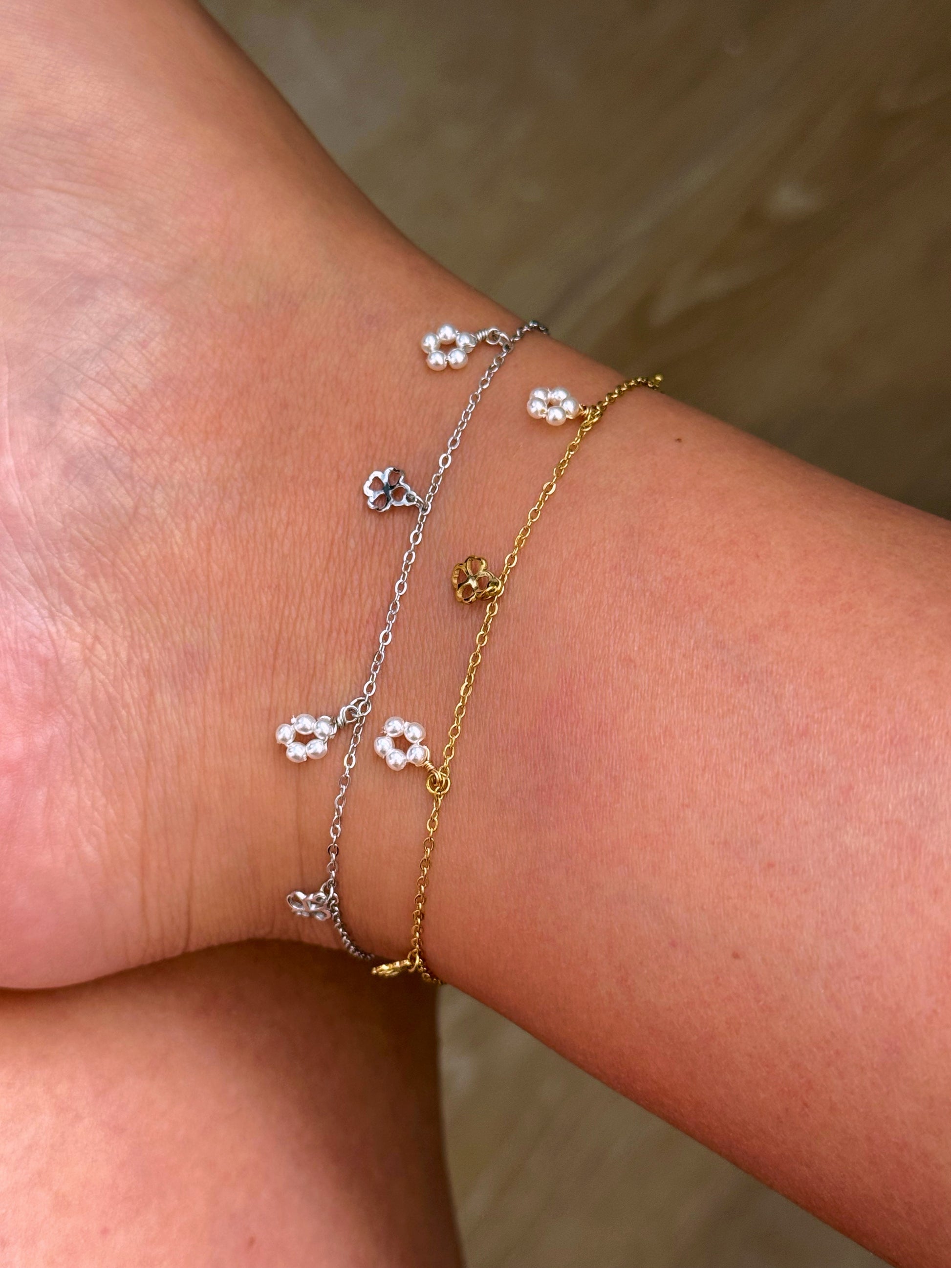 Pulseira de pé com trevos e pérolas | 2 cores