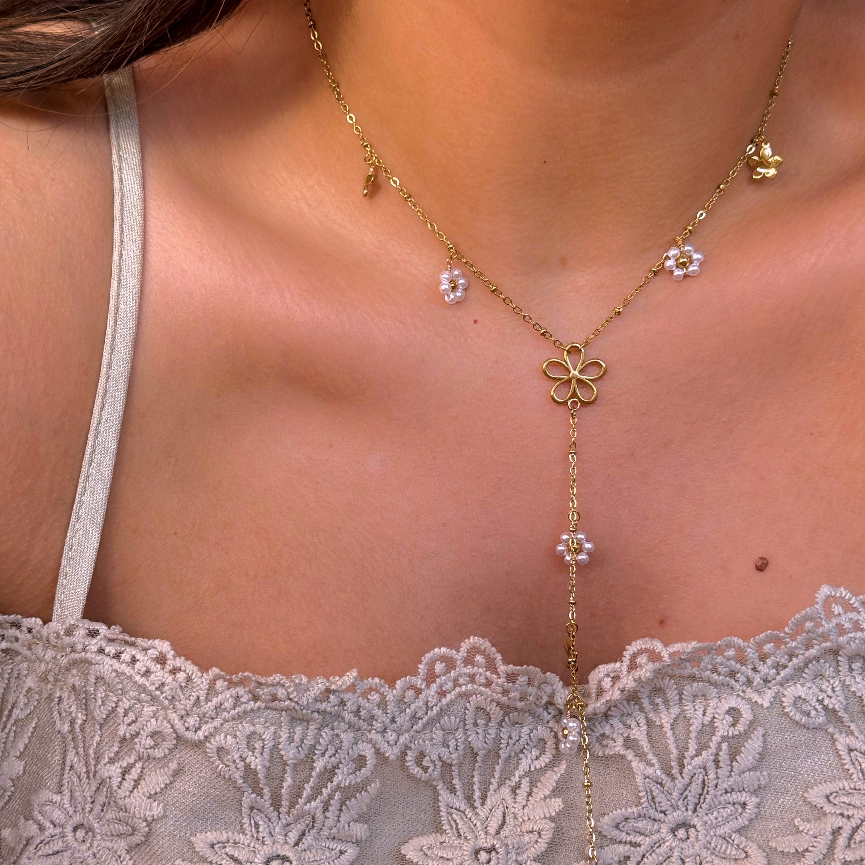Colar com flores e pendente | Dourado