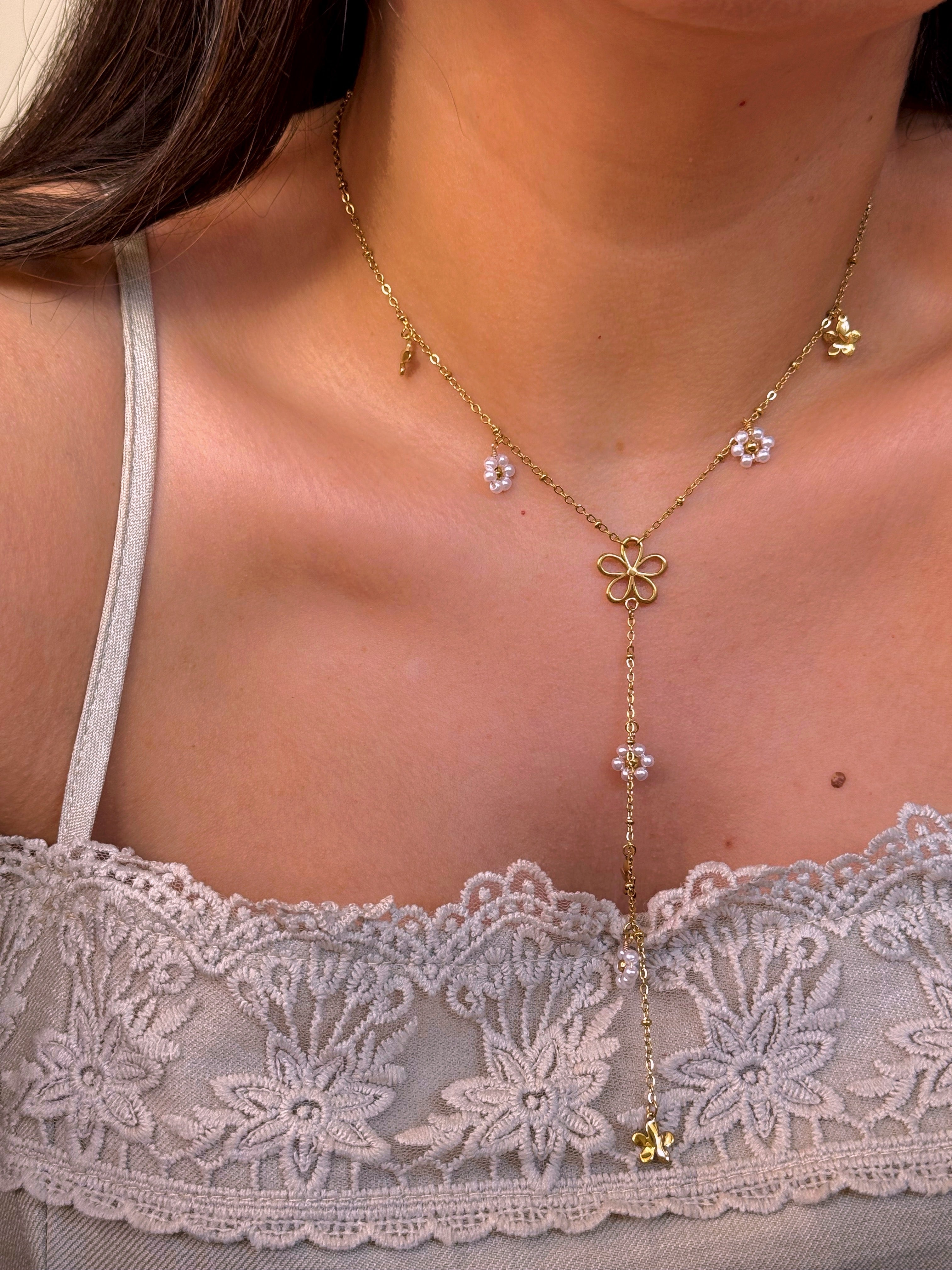 Colar com flores e pendente | Dourado