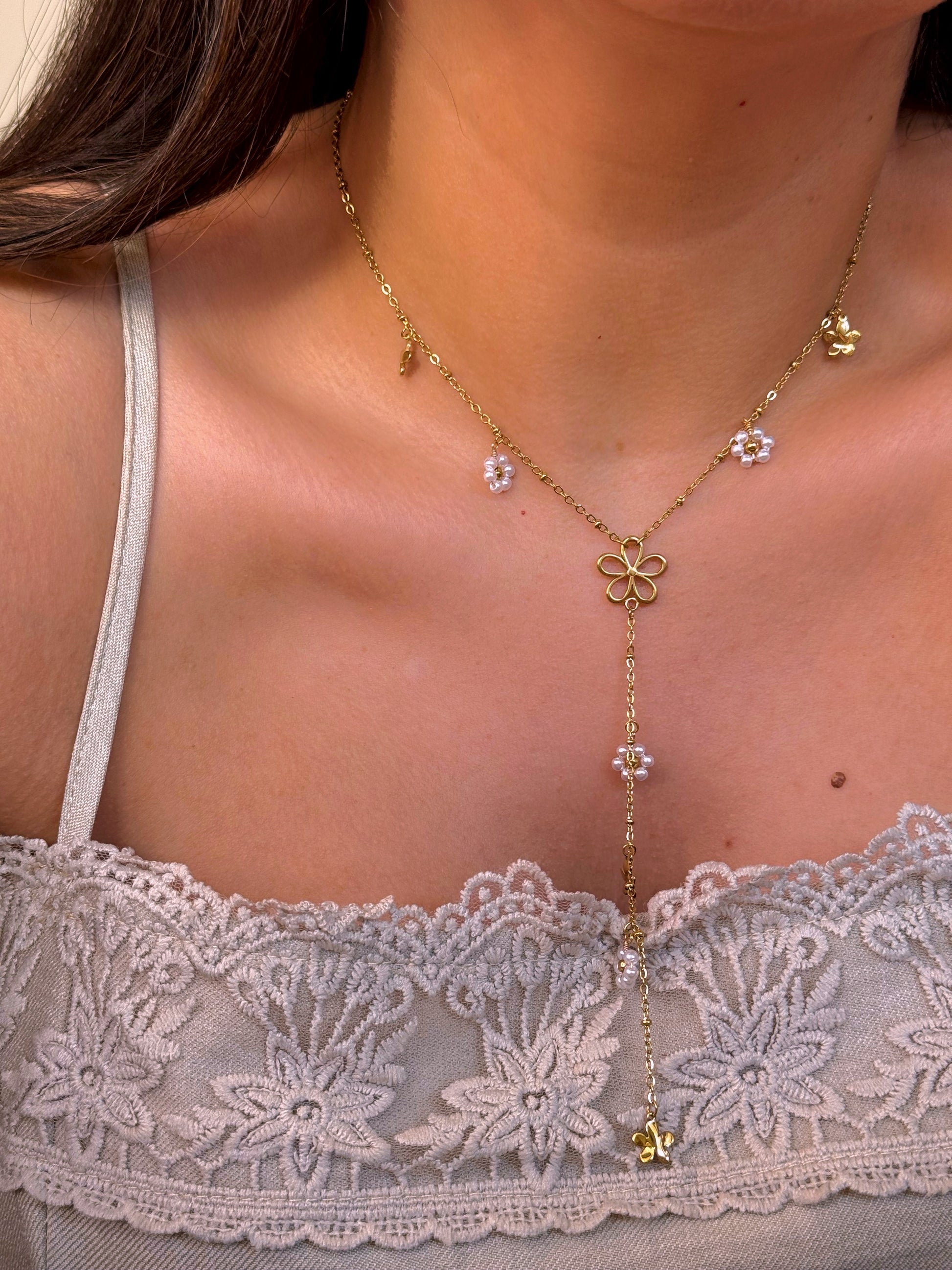 Colar com flores e pendente | Dourado