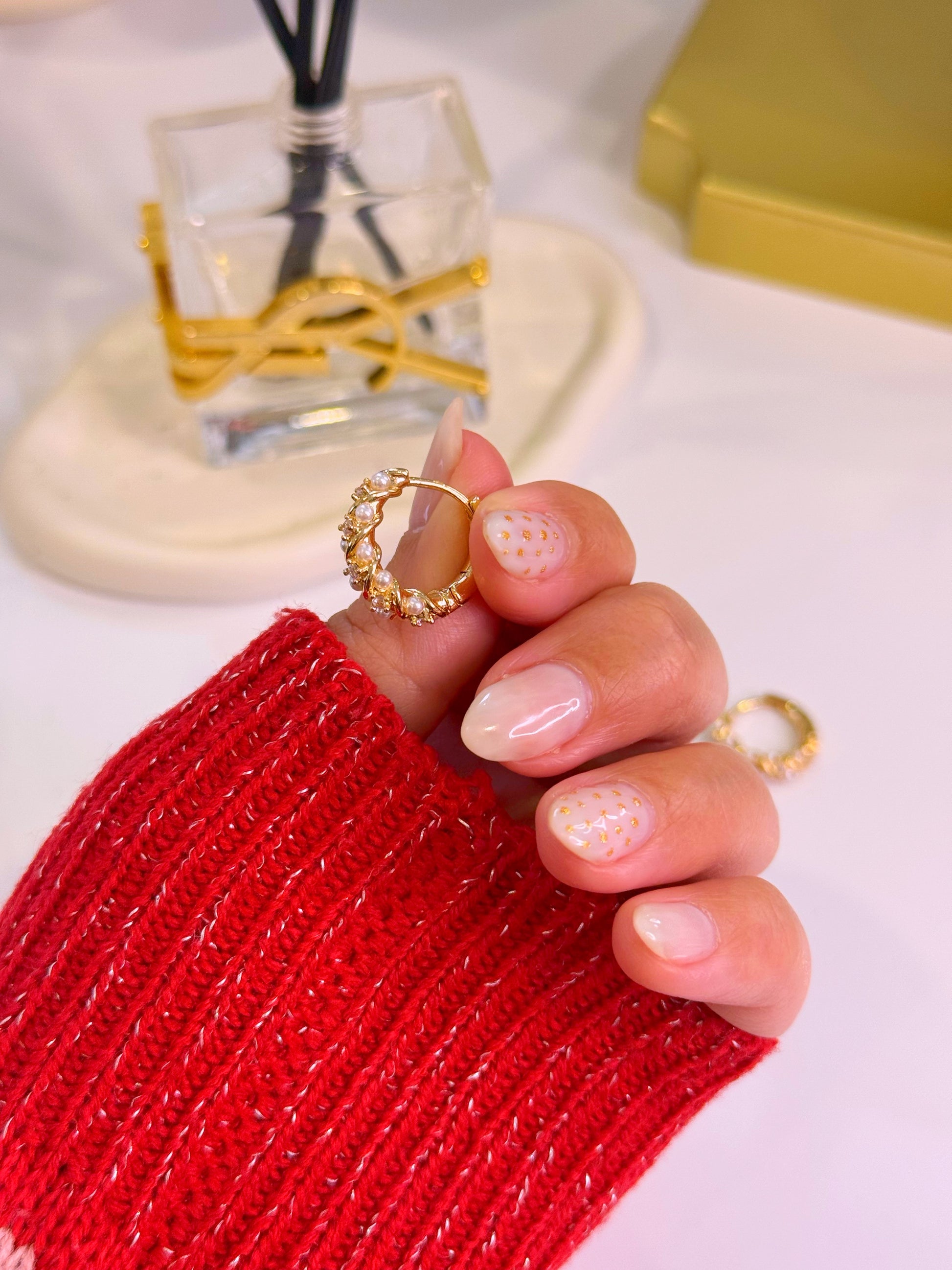 Argolas efeito torcido com pérolas e brilhantes | Dourado