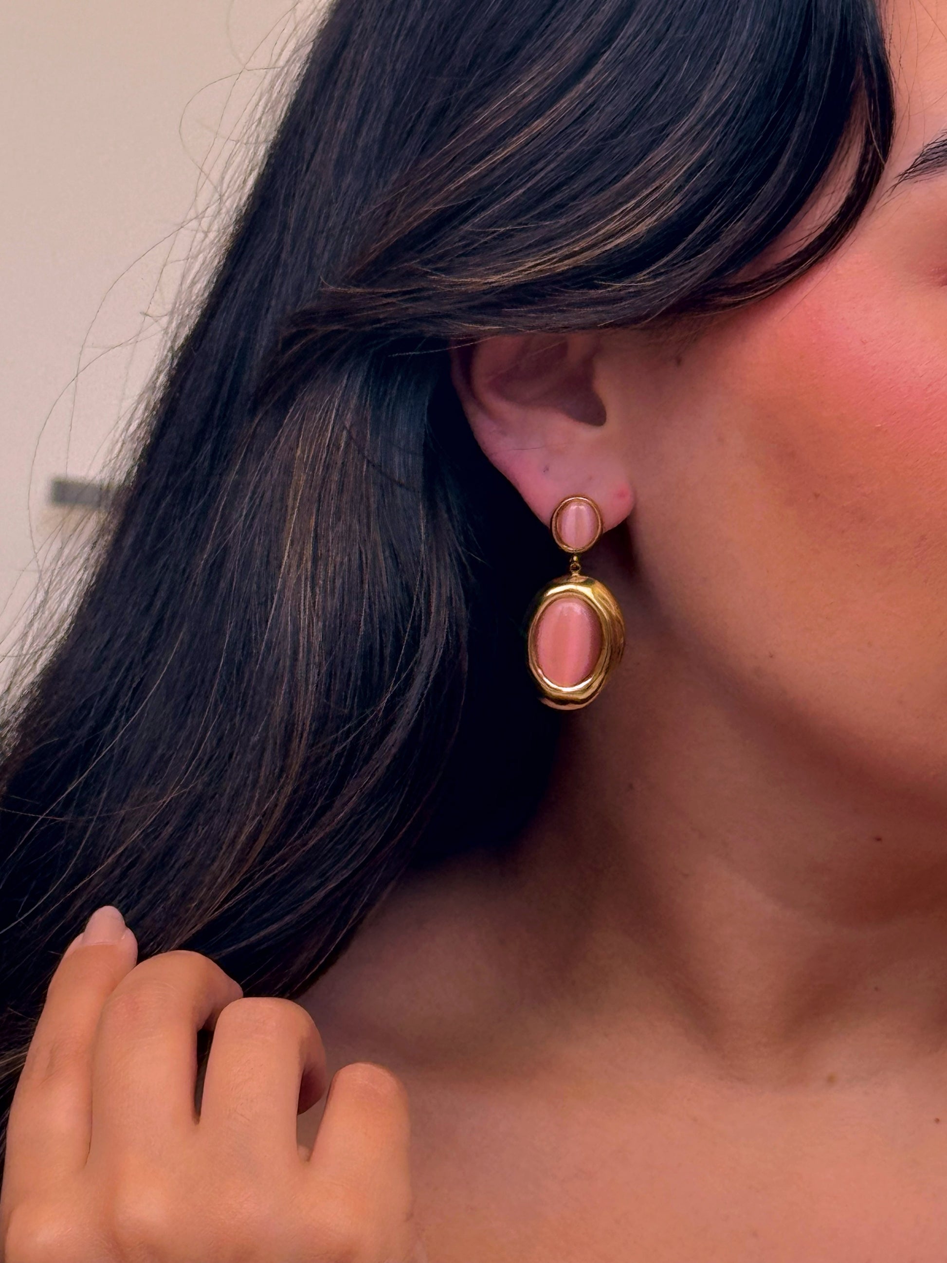 Brincos elegantes com pedras rosa em pendente | Dourado