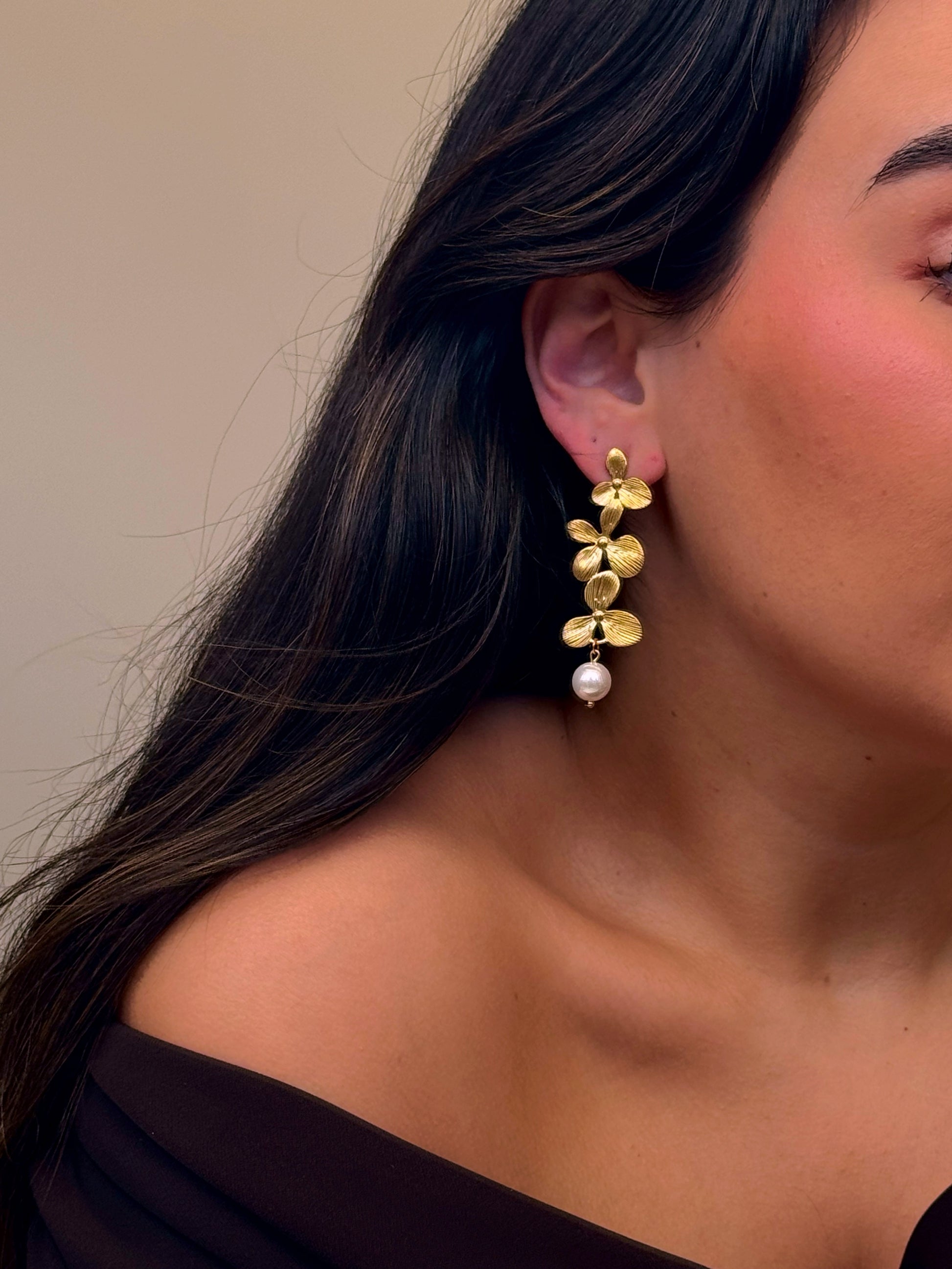 Brincos elegantes com 3 flores em  relevos e pérola em pendente | Dourado