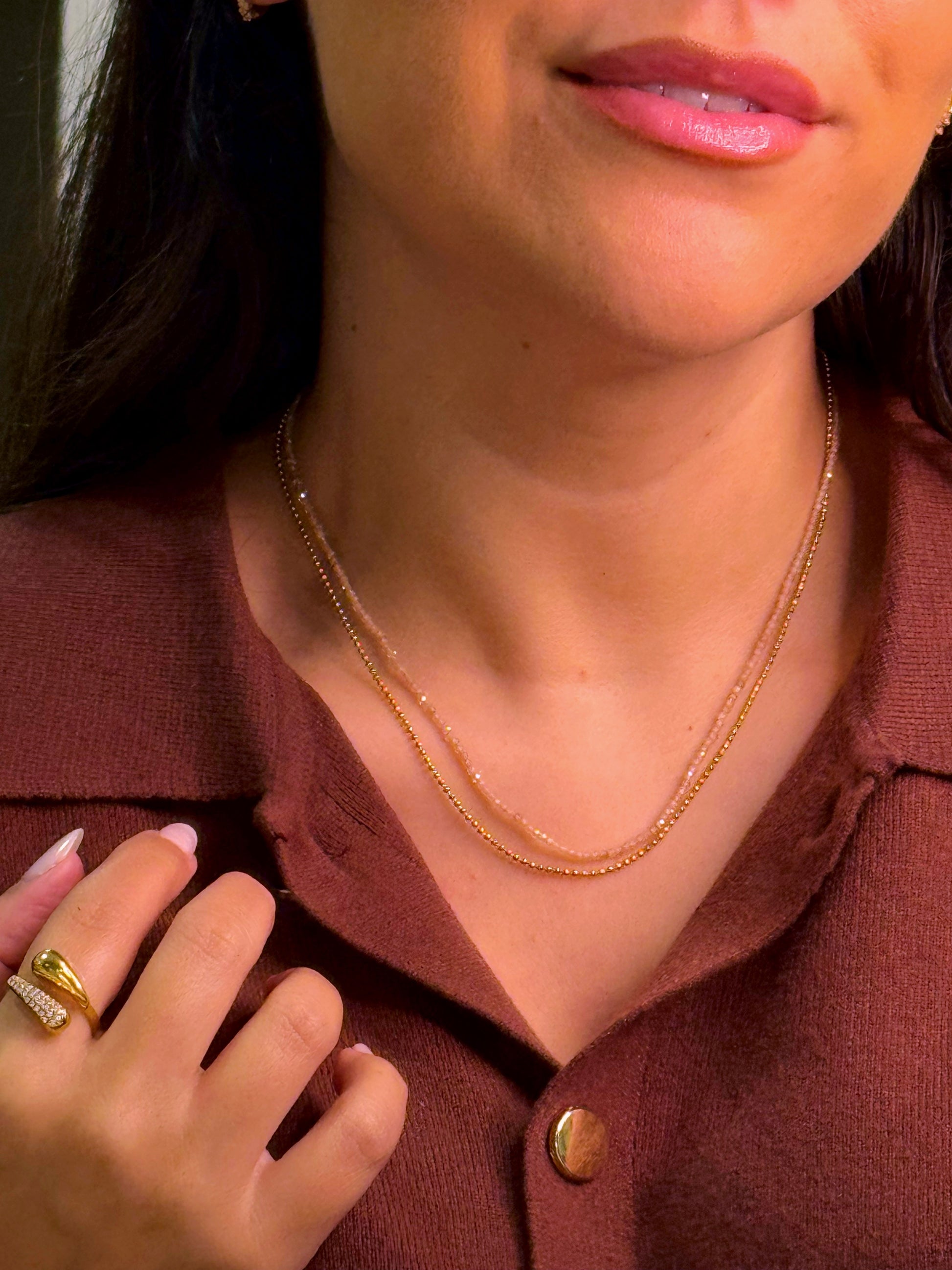 Colar efeito duplo com missangas rosa e bolinhas | Dourado