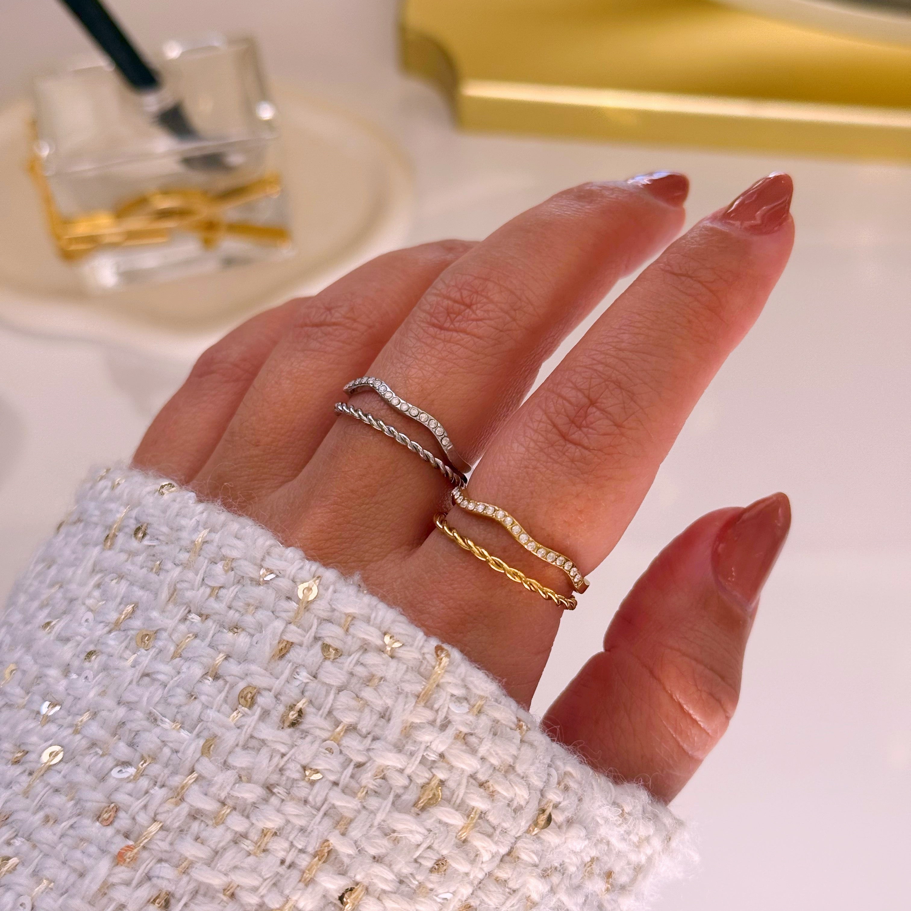 Anel ajustável duplo com efeito torcido e brilhantes | 2 cores