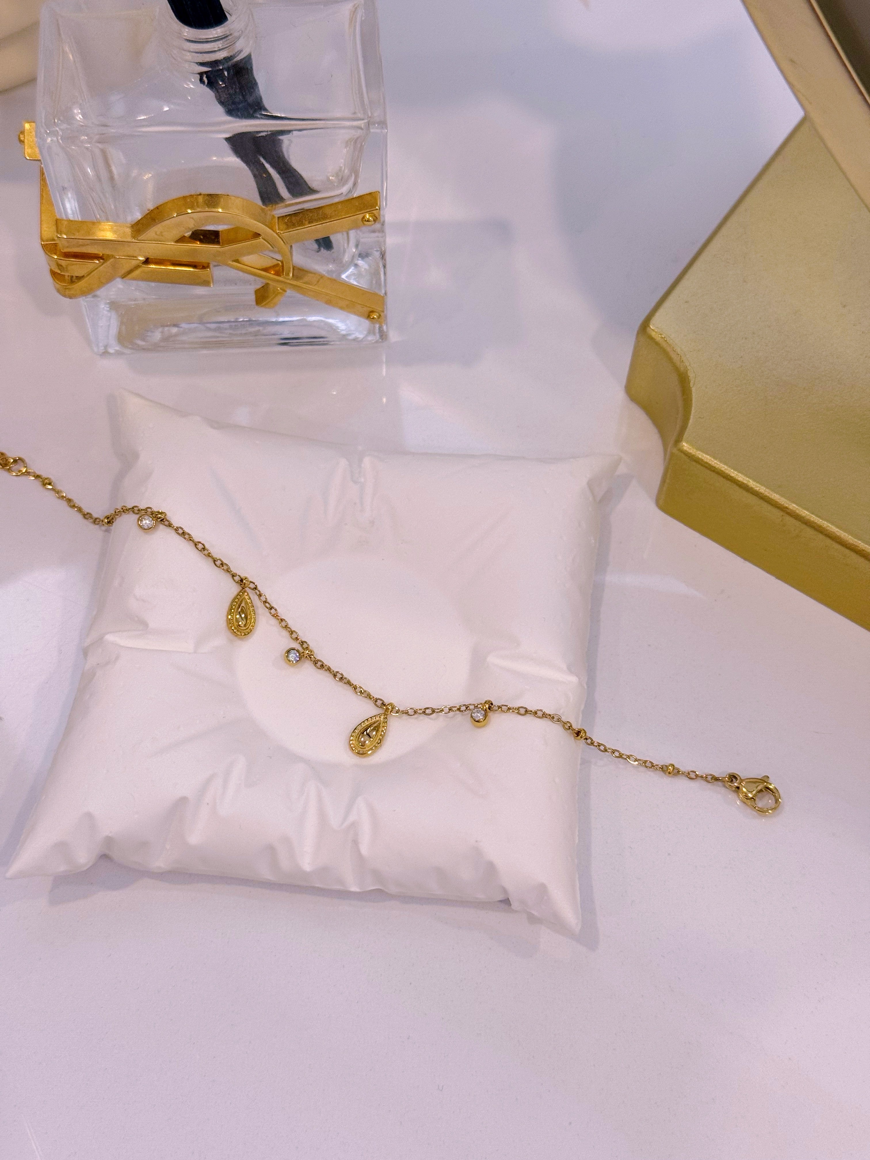 Pulseira delicada com gotinhas e brilhantes | Dourada