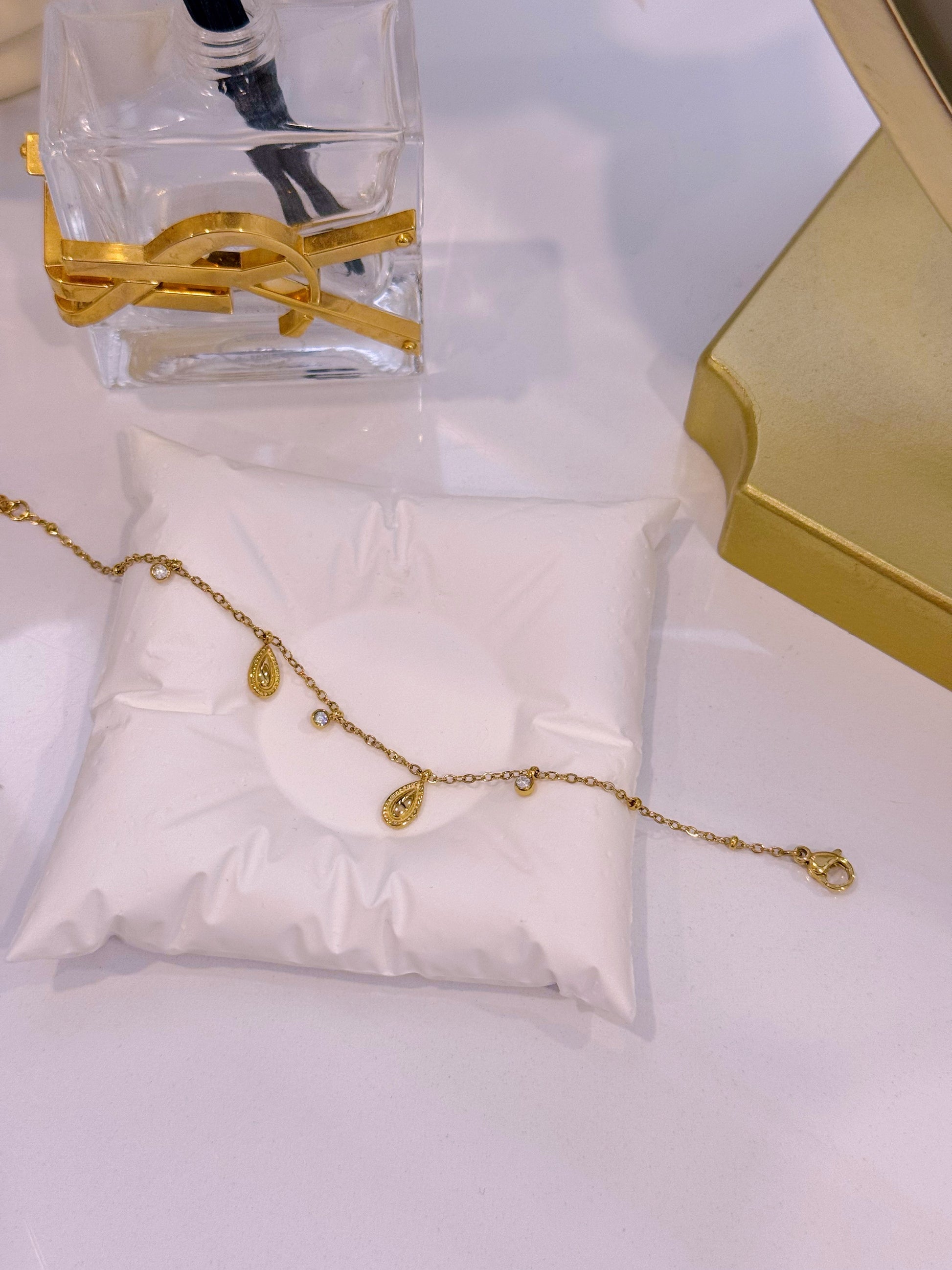 Pulseira delicada com gotinhas e brilhantes | Dourada