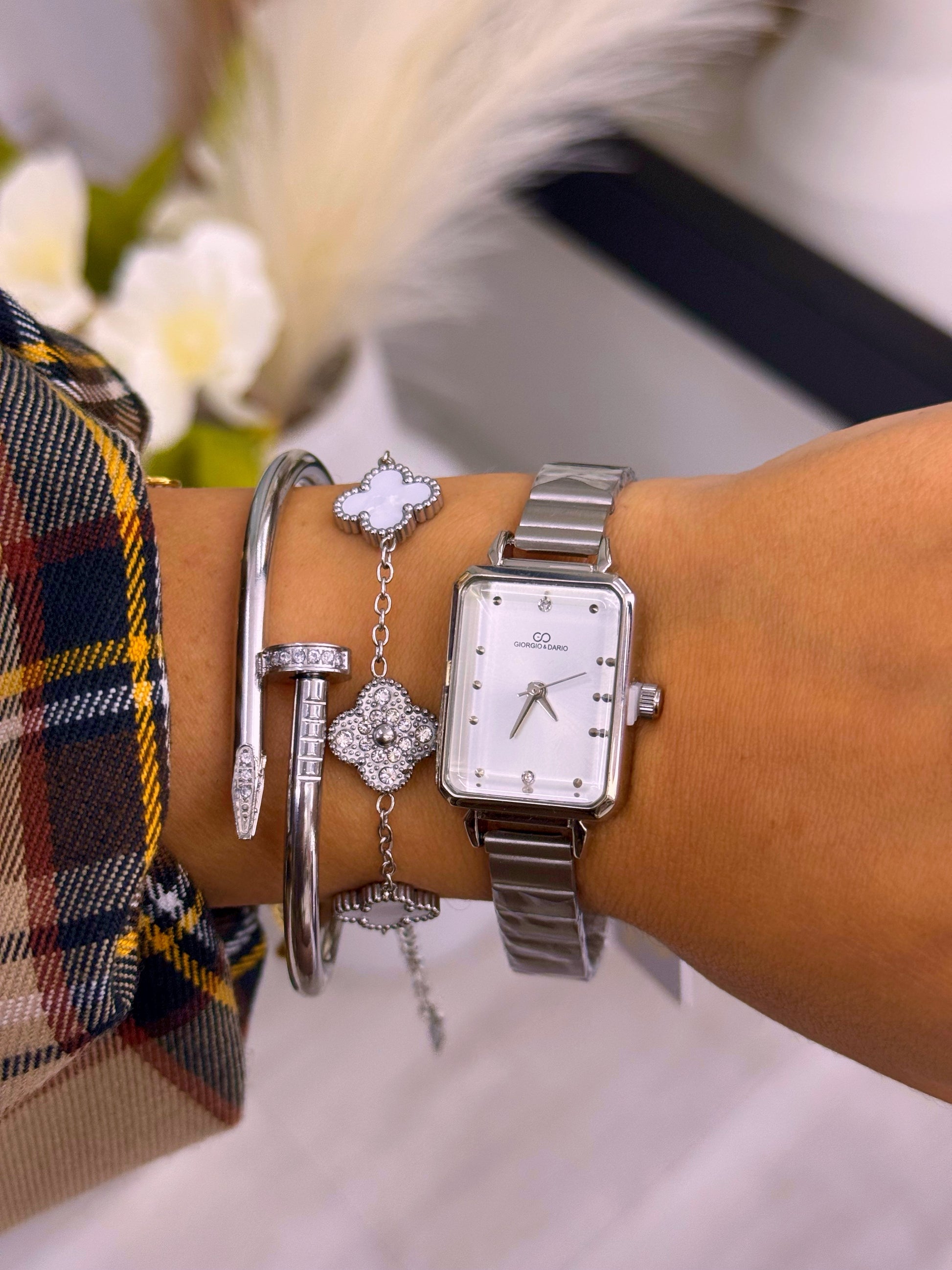 Relógio analógico com mostrador retangular | Prateado