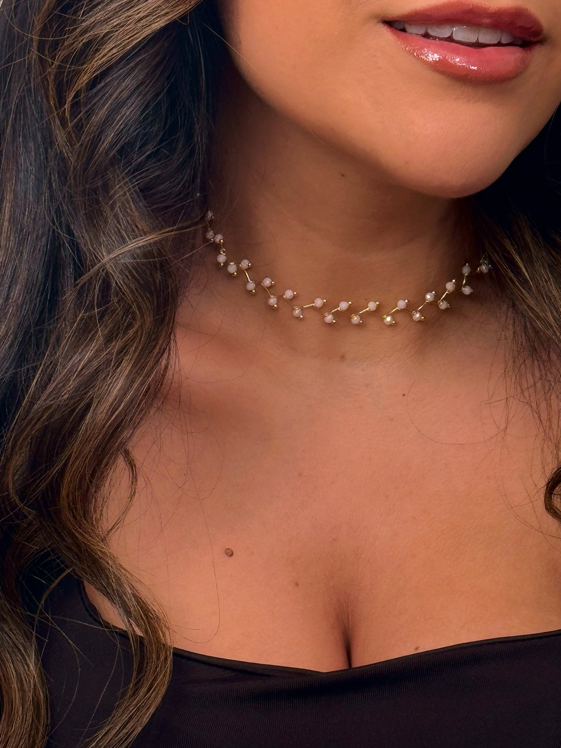 Colar/Gargantilha zig-zag dourada com pedrinhas | Nude perolado