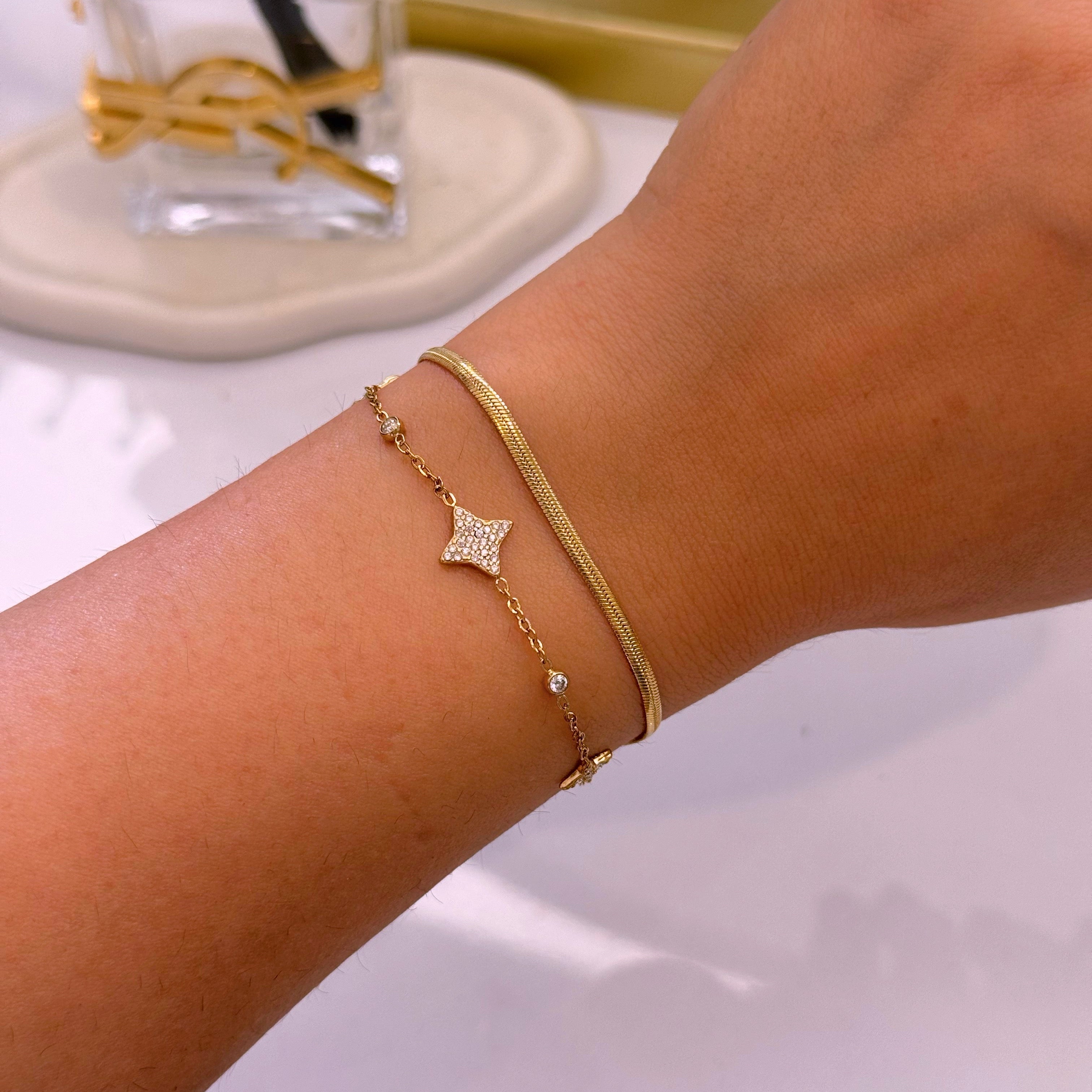 Pulseira efeito duplo malha achatada e malha fininha com estrelas e brilhantes | Dourado