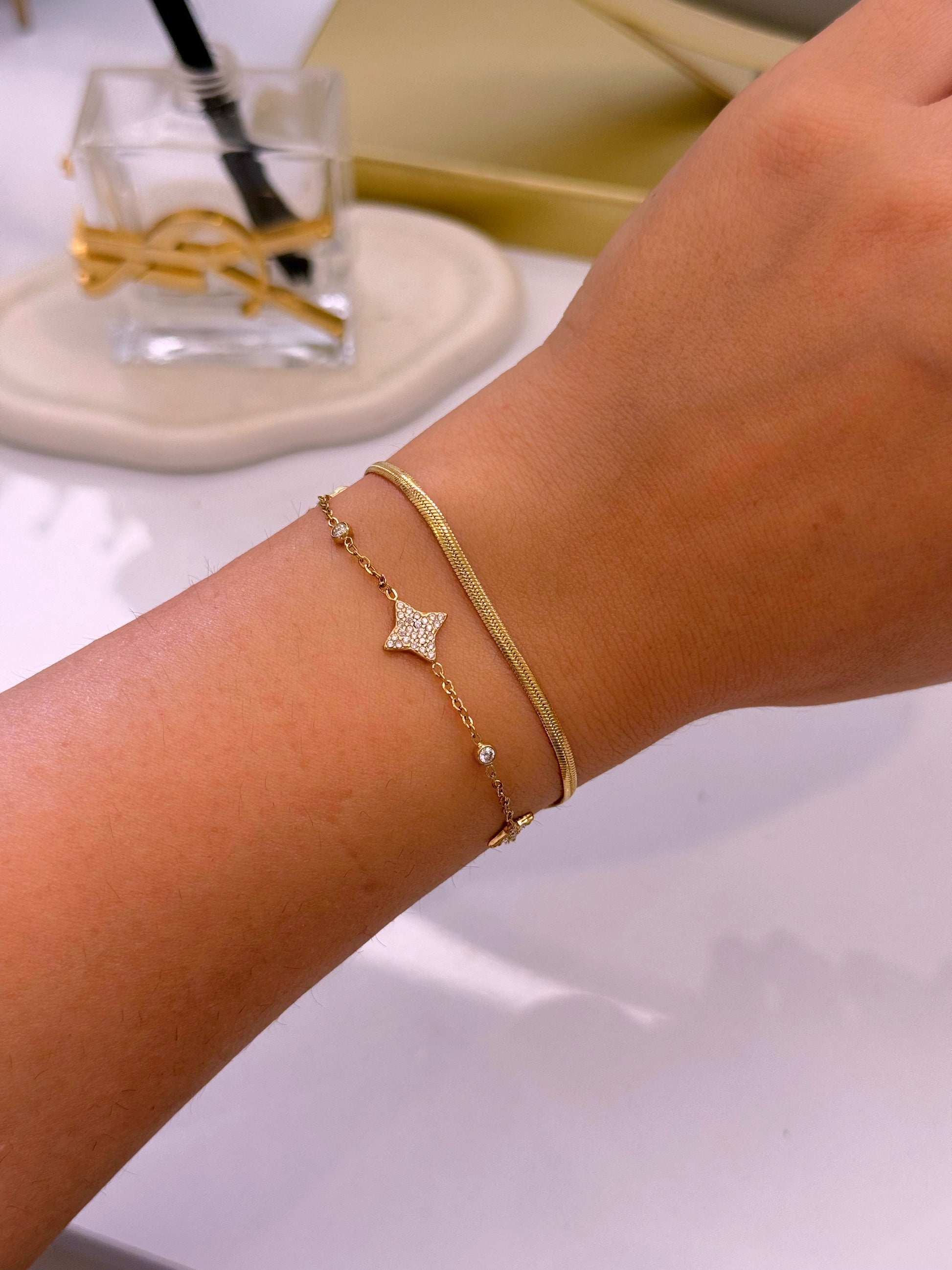 Pulseira efeito duplo malha achatada e malha fininha com estrelas e brilhantes | Dourado
