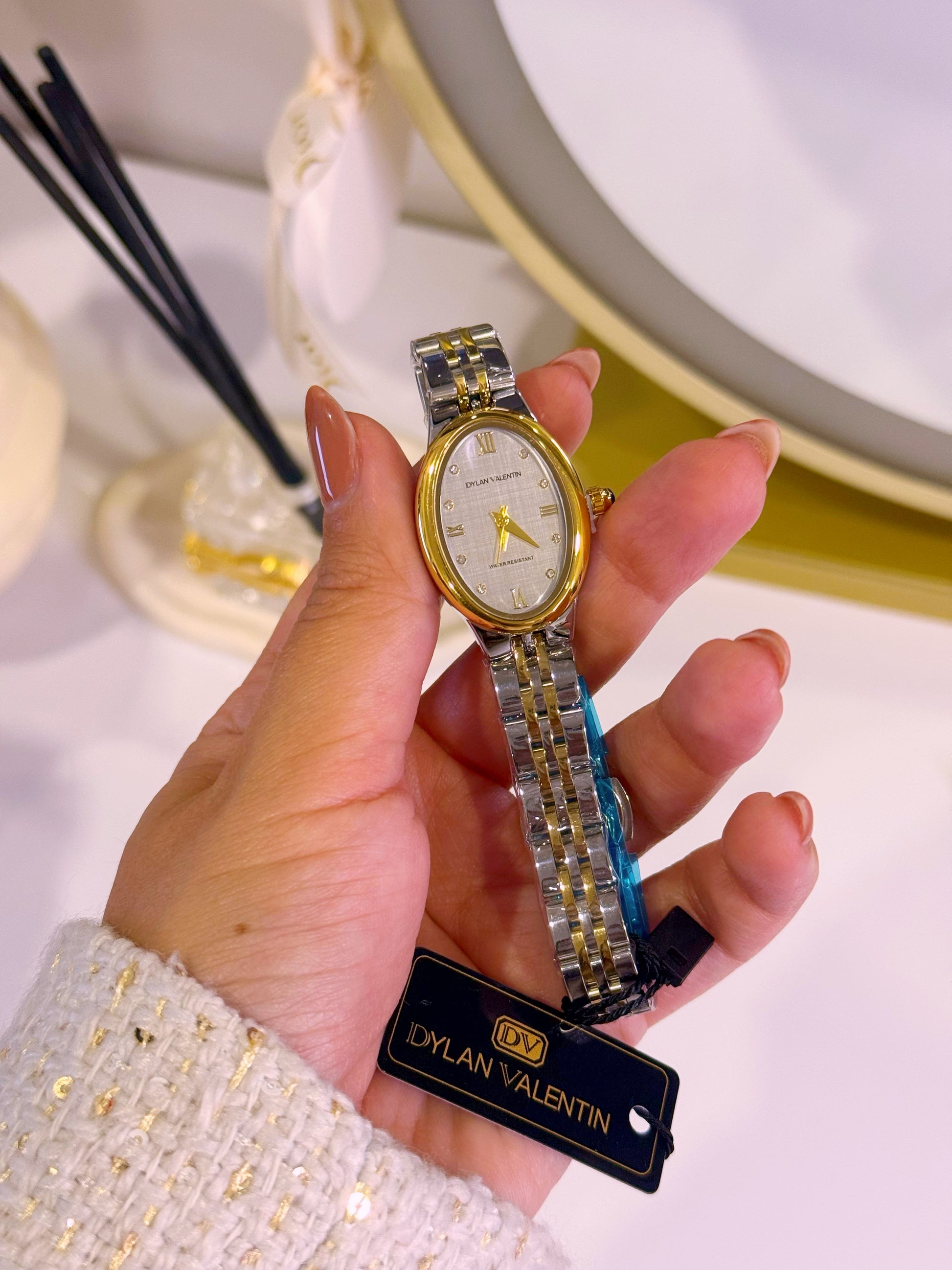 Relógio analógico mostrador oval • prateado e dourado | Fundo Branco