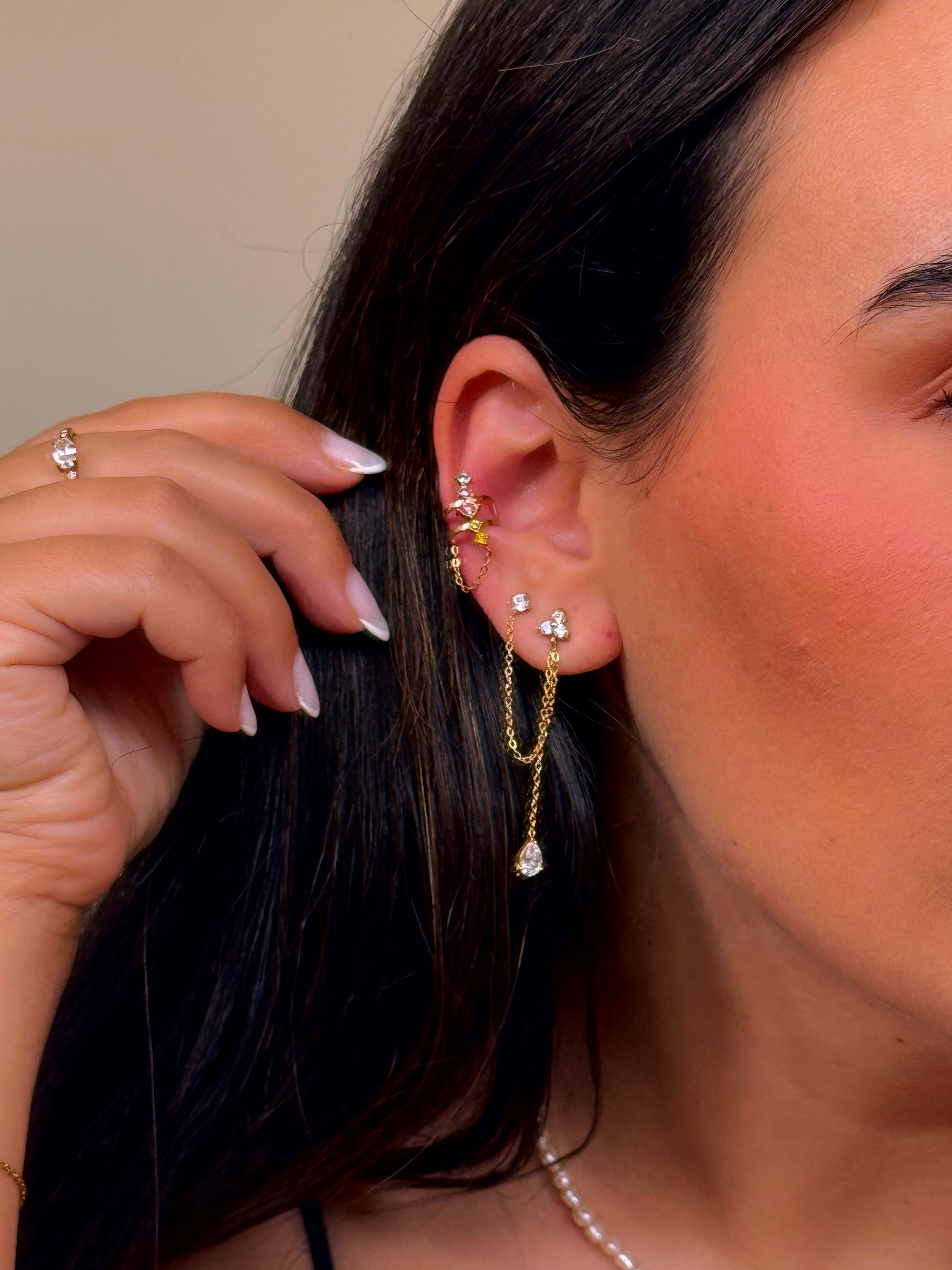 Earcuff ajustável • contorno de brilhantes coloridos | Dourado - aço inoxidável