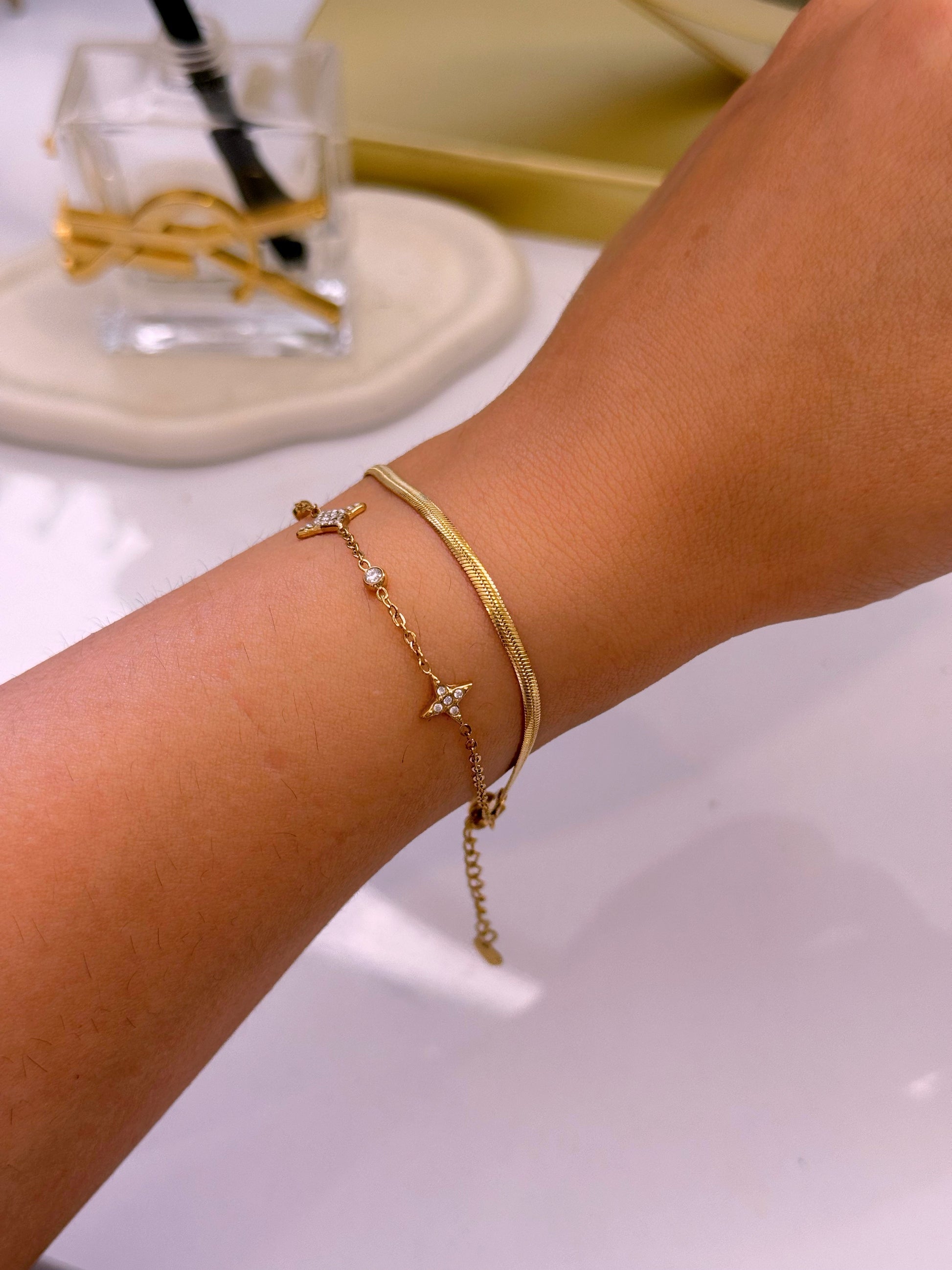 Pulseira efeito duplo malha achatada e malha fininha com estrelas e brilhantes | Dourado