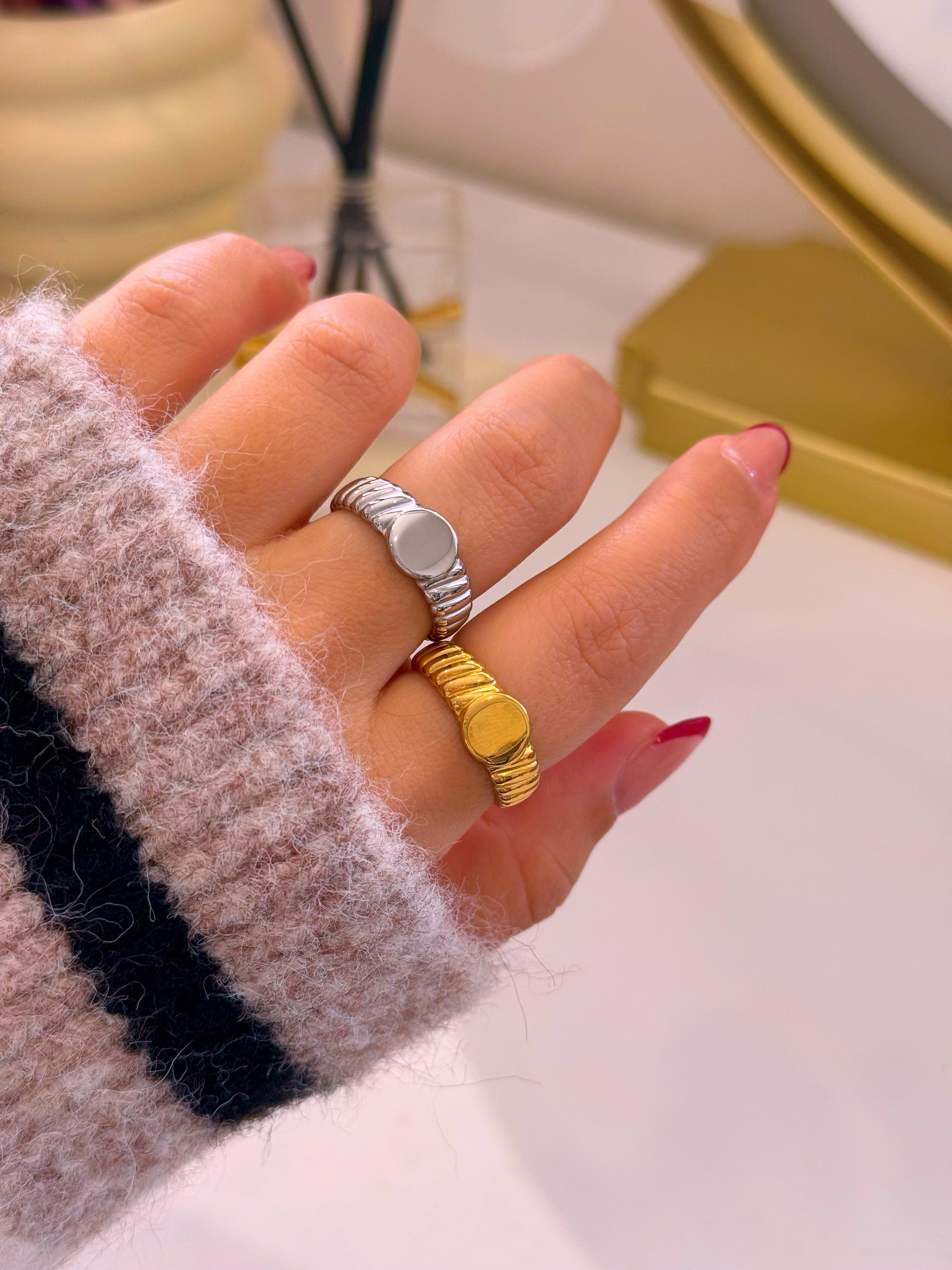 Anel ajustável com texturas e medalha redonda | 2 Cores