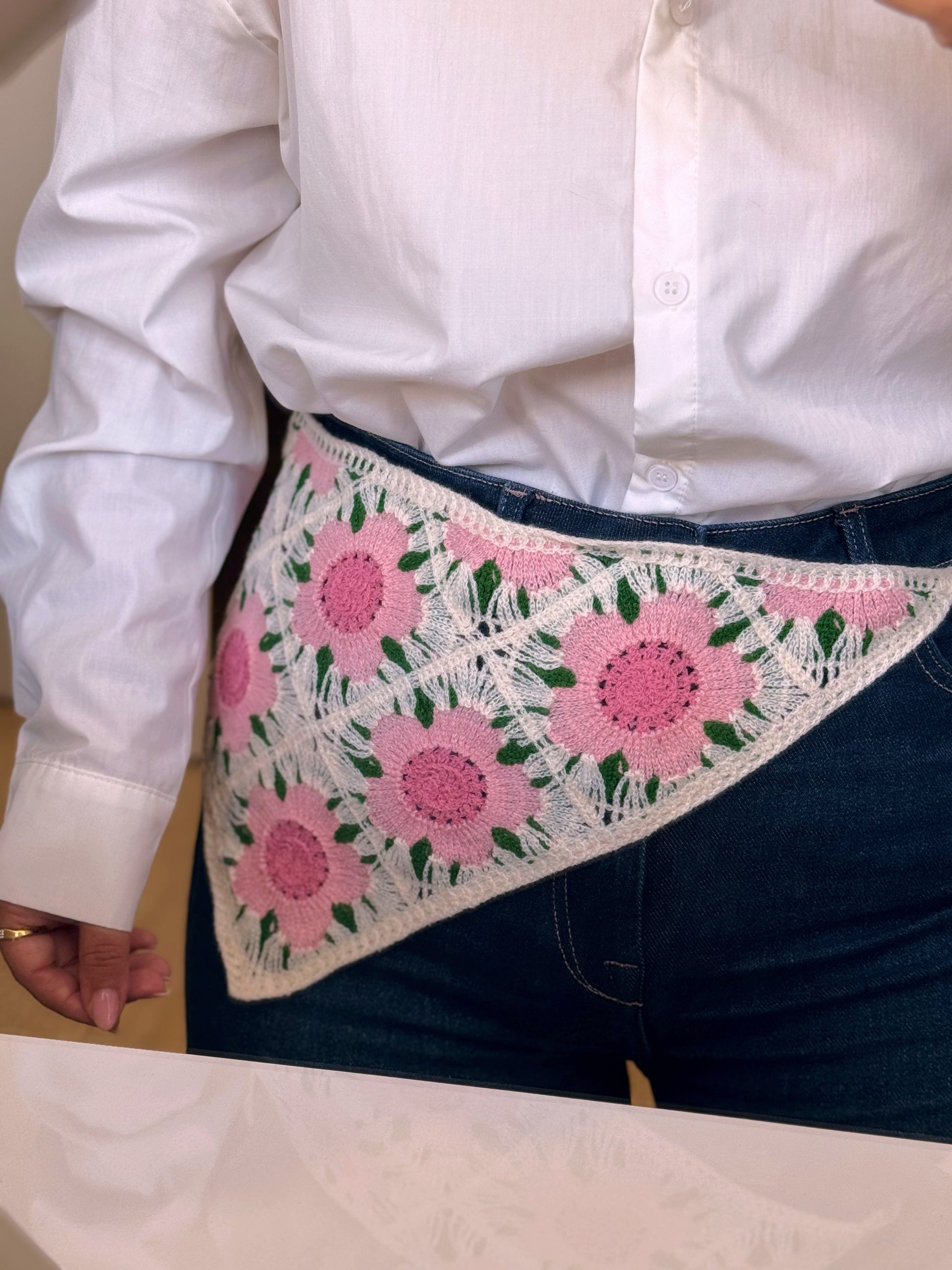 Bandana multifuncional em croché | Bege com Flores Rosa