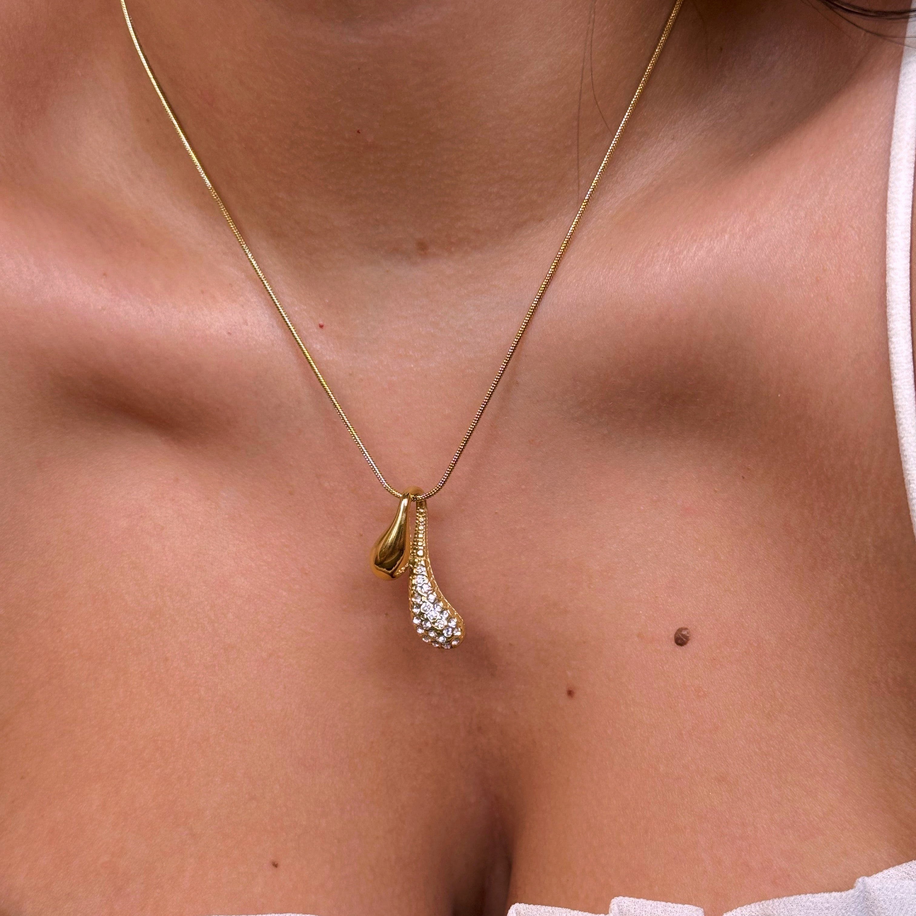 Colar malha redonda com pendente gota com brilhantes | Dourado