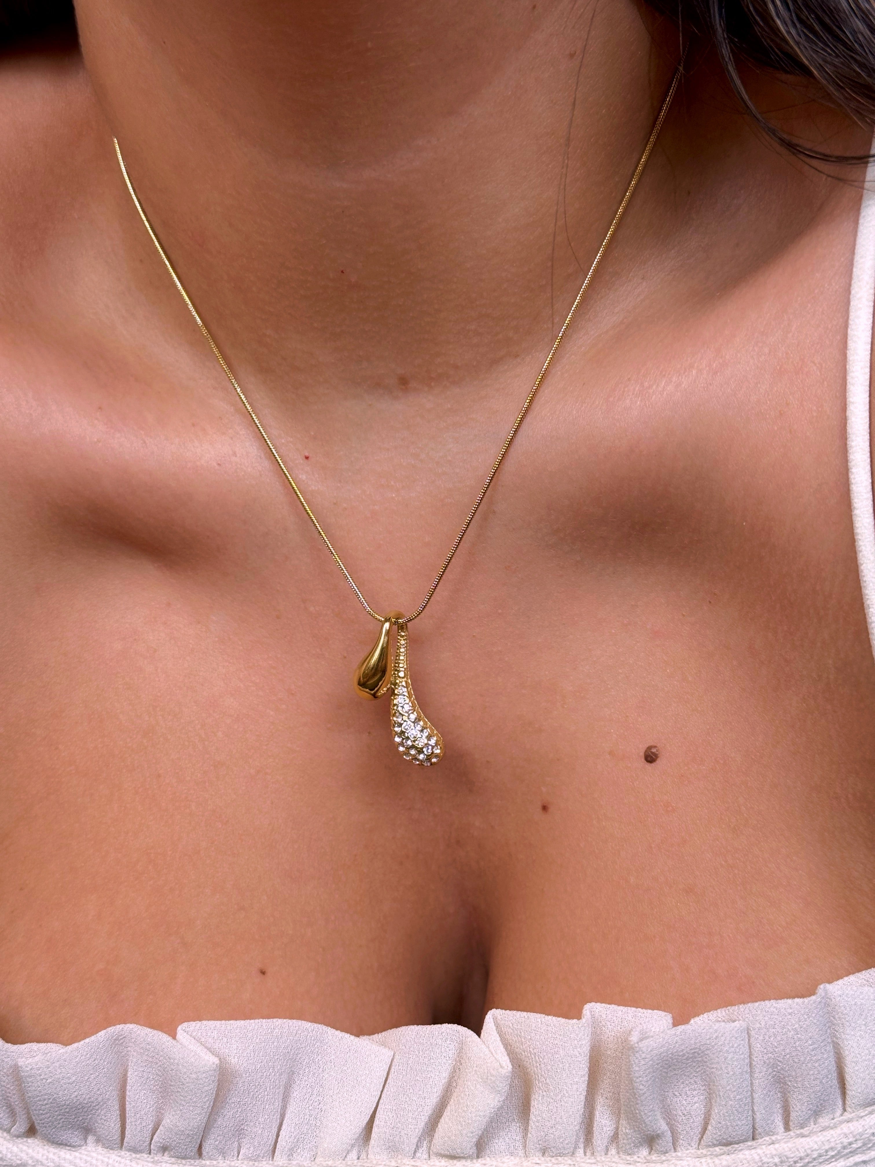 Colar malha redonda com pendente gota com brilhantes | Dourado
