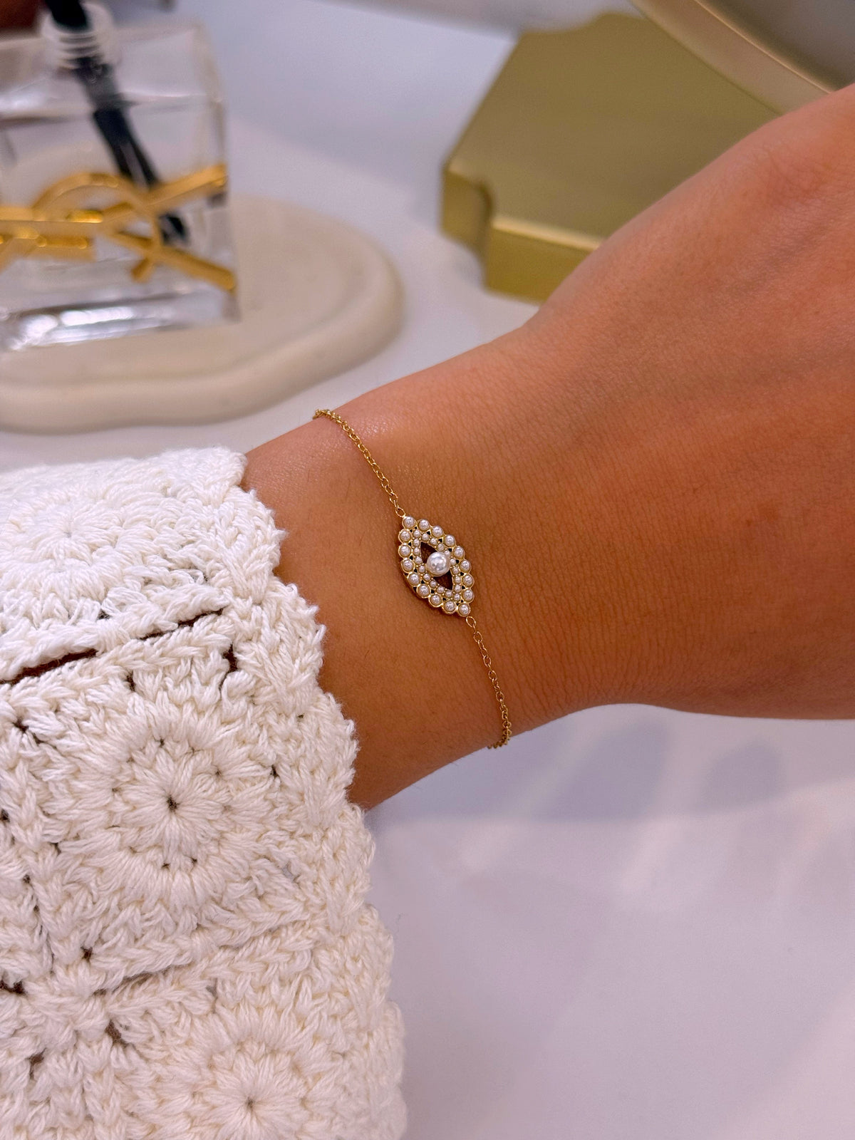 Pulseira olho grego preenchida com pérolas | Dourado