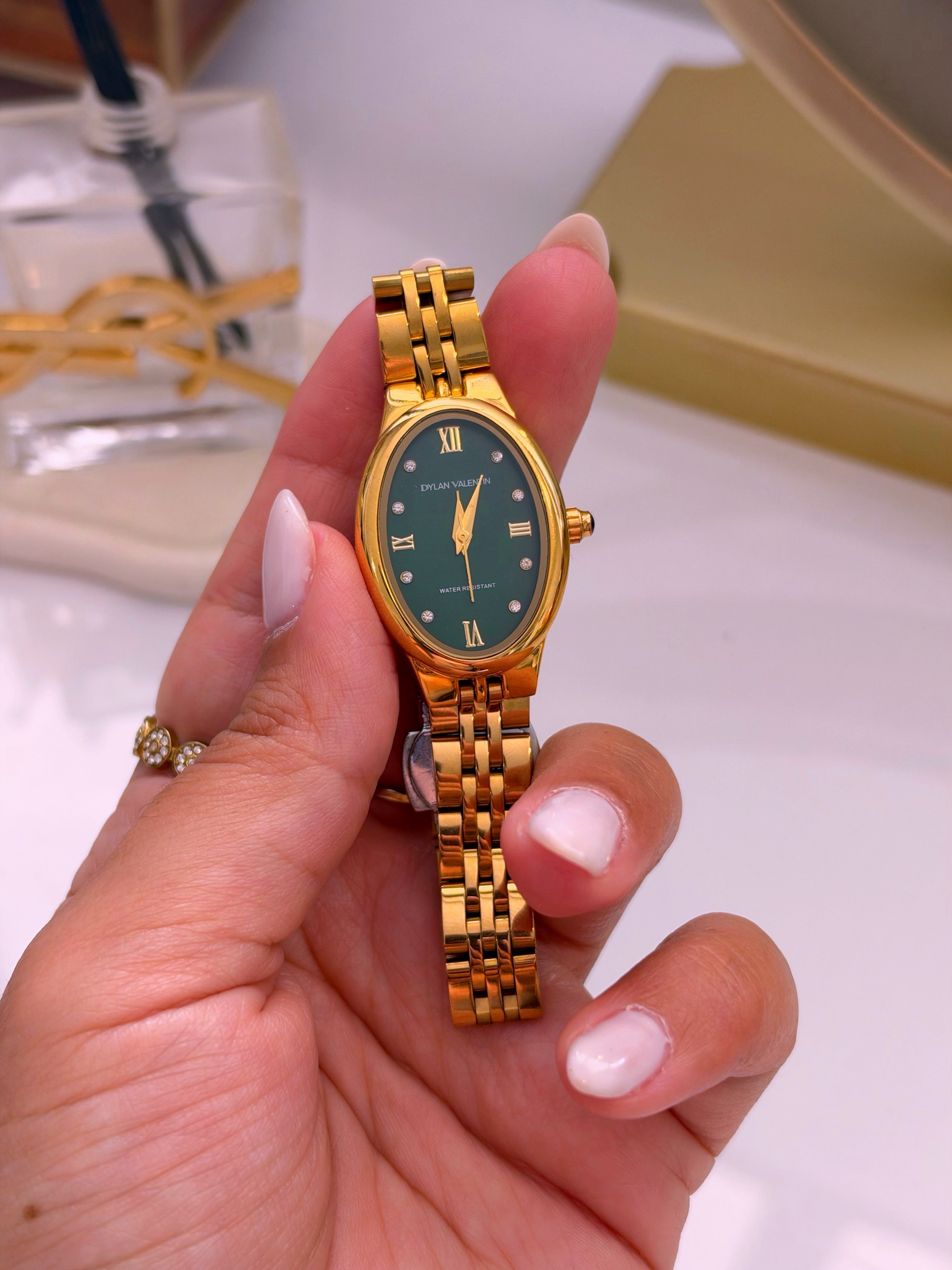 Relógio analógico mostrador oval • Dourado | Fundo verde