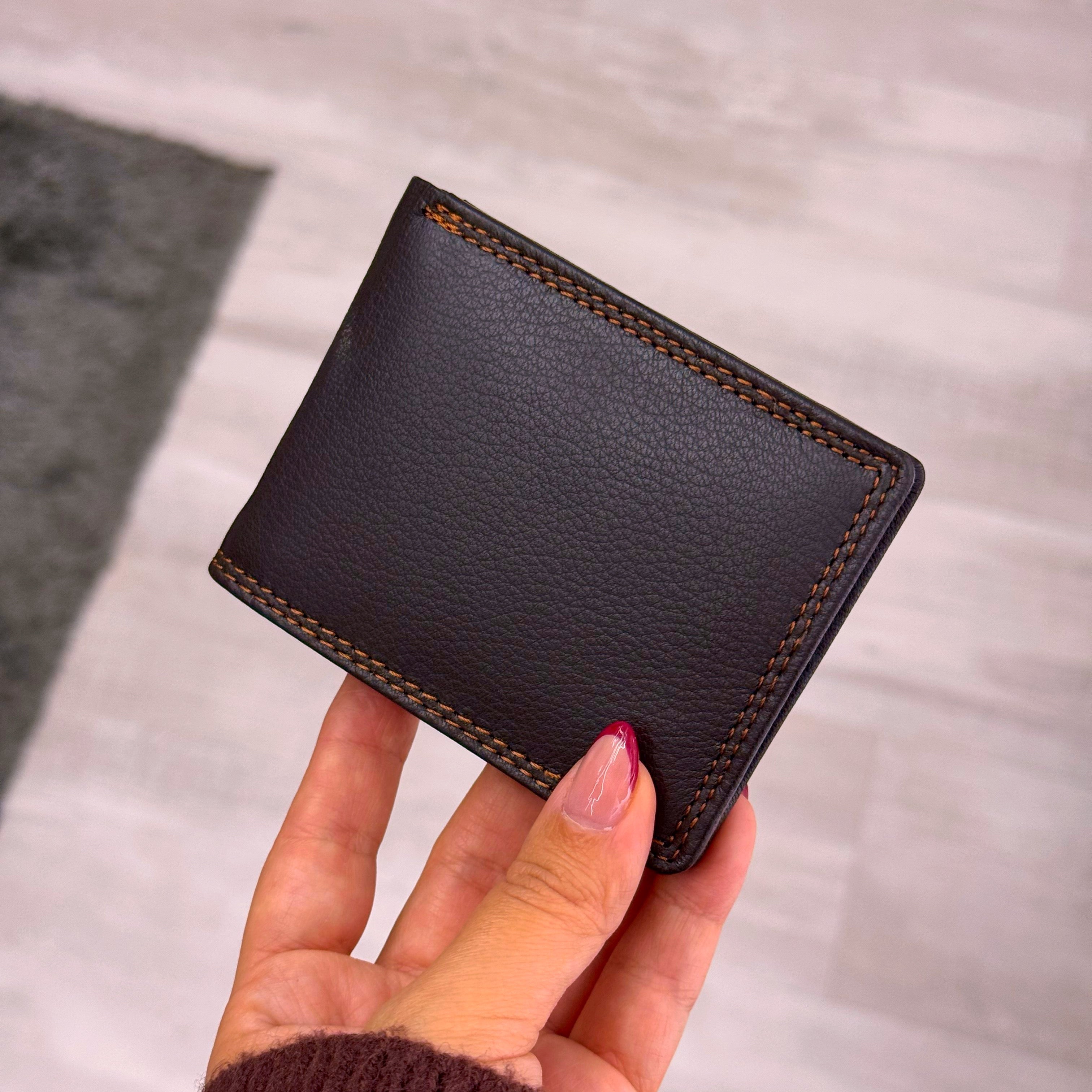 Carteira em pele castanha com costura em contraste