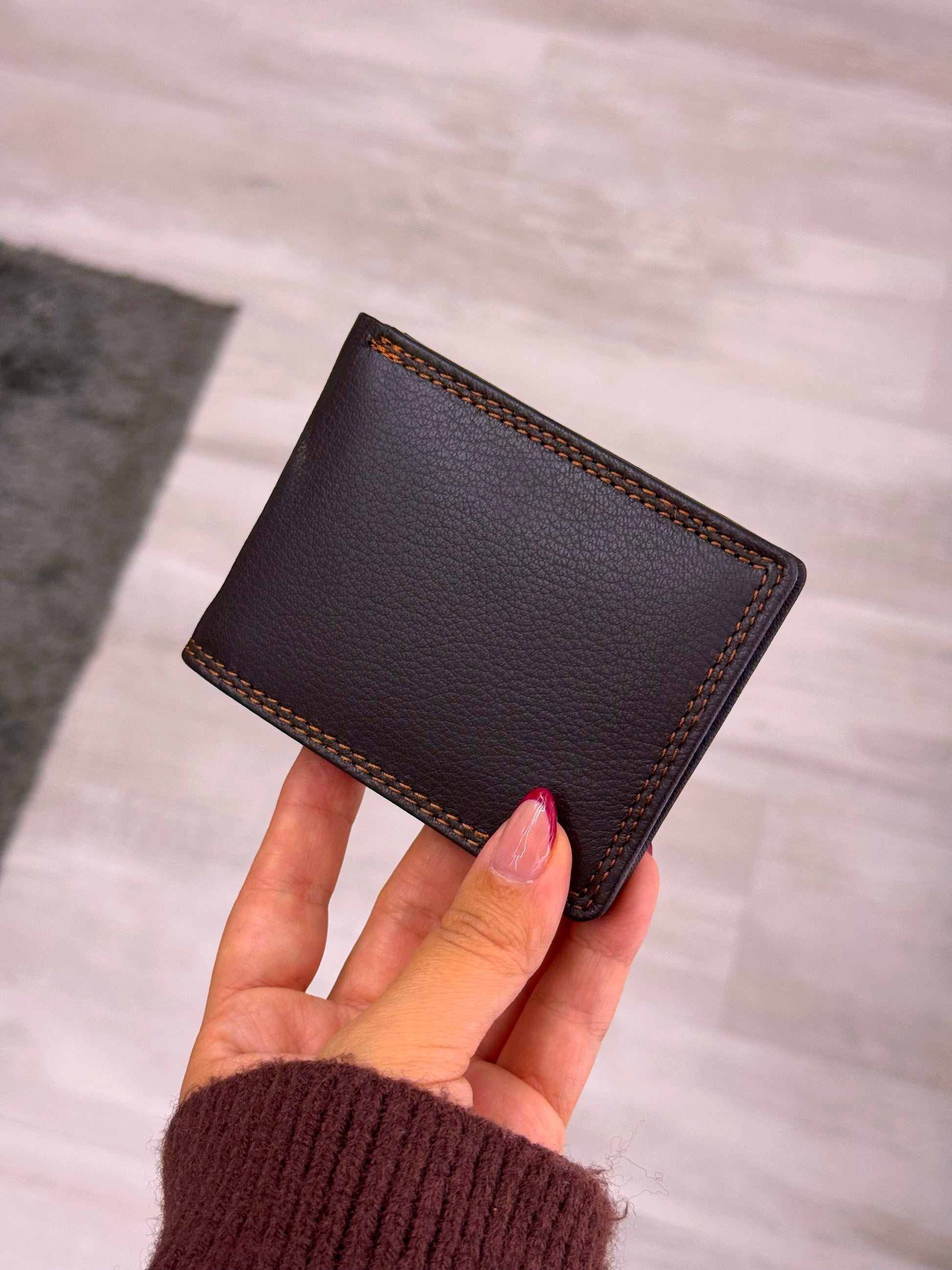 Carteira em pele castanha com costura em contraste