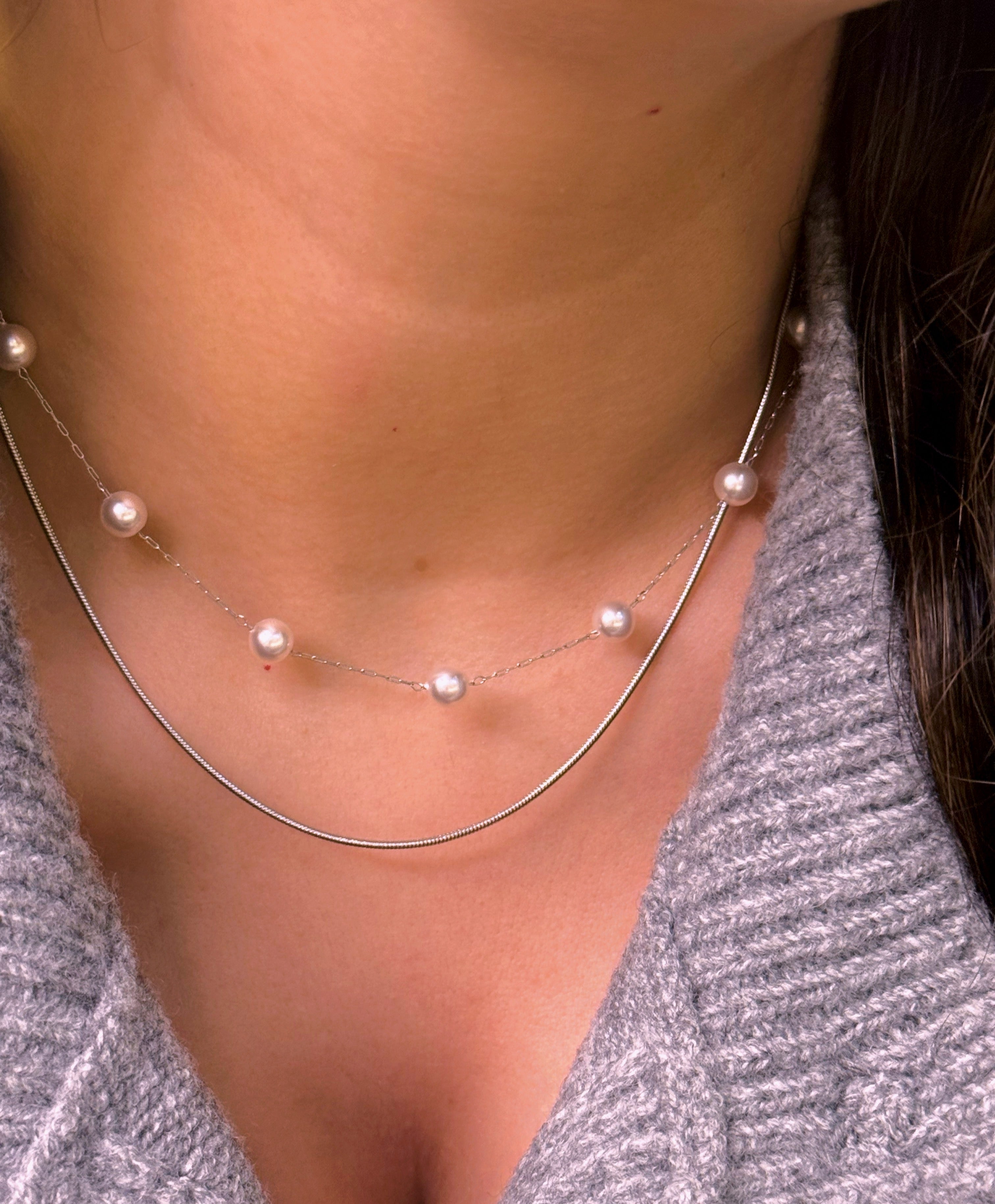 Colar efeito duplo com malha redonda fininha e pérolas | Prateado