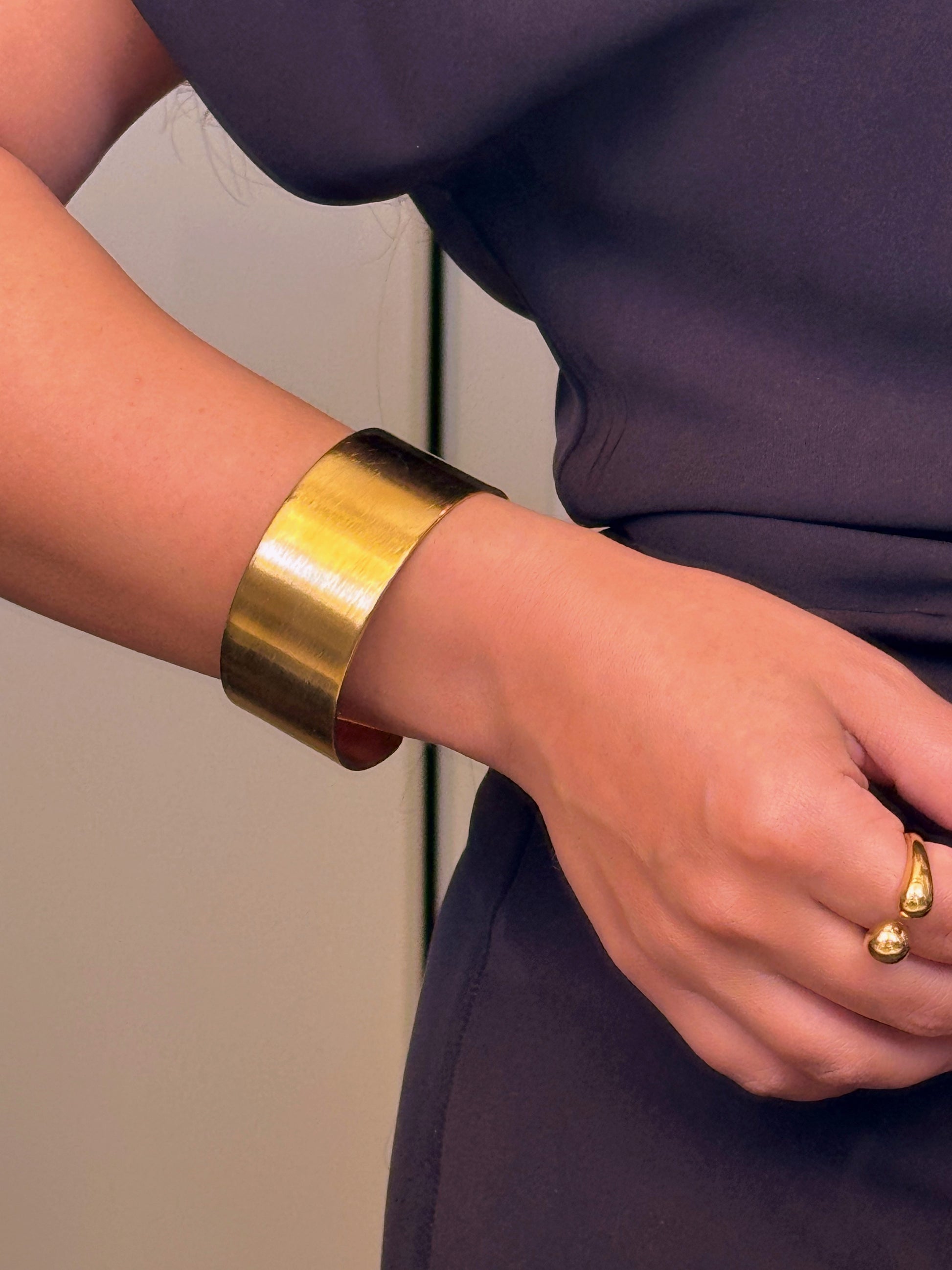 Pulseira rígida larga e lisa | Dourado