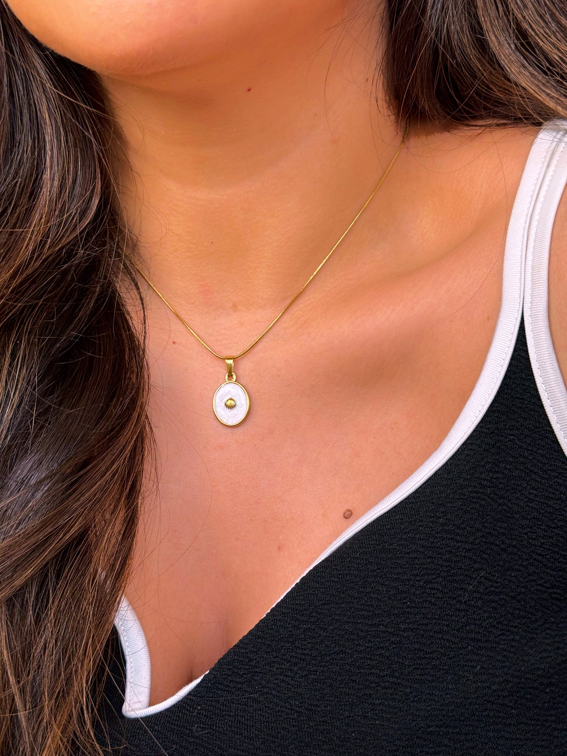 Colar malha redonda com medalha madre pérola e mini conchinha | Dourado