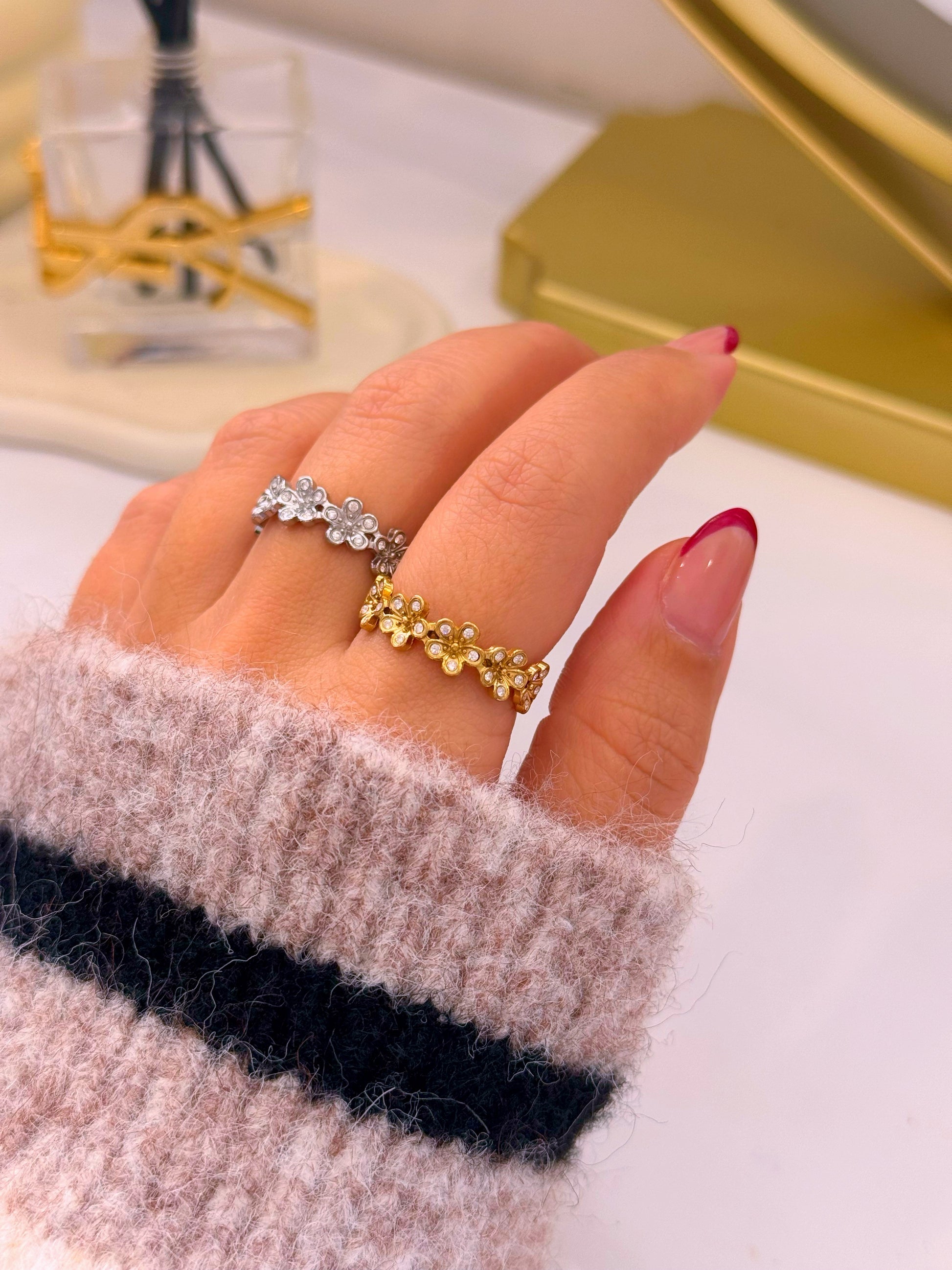 Anel ajustável com flores e brilhantes | 2 Cores