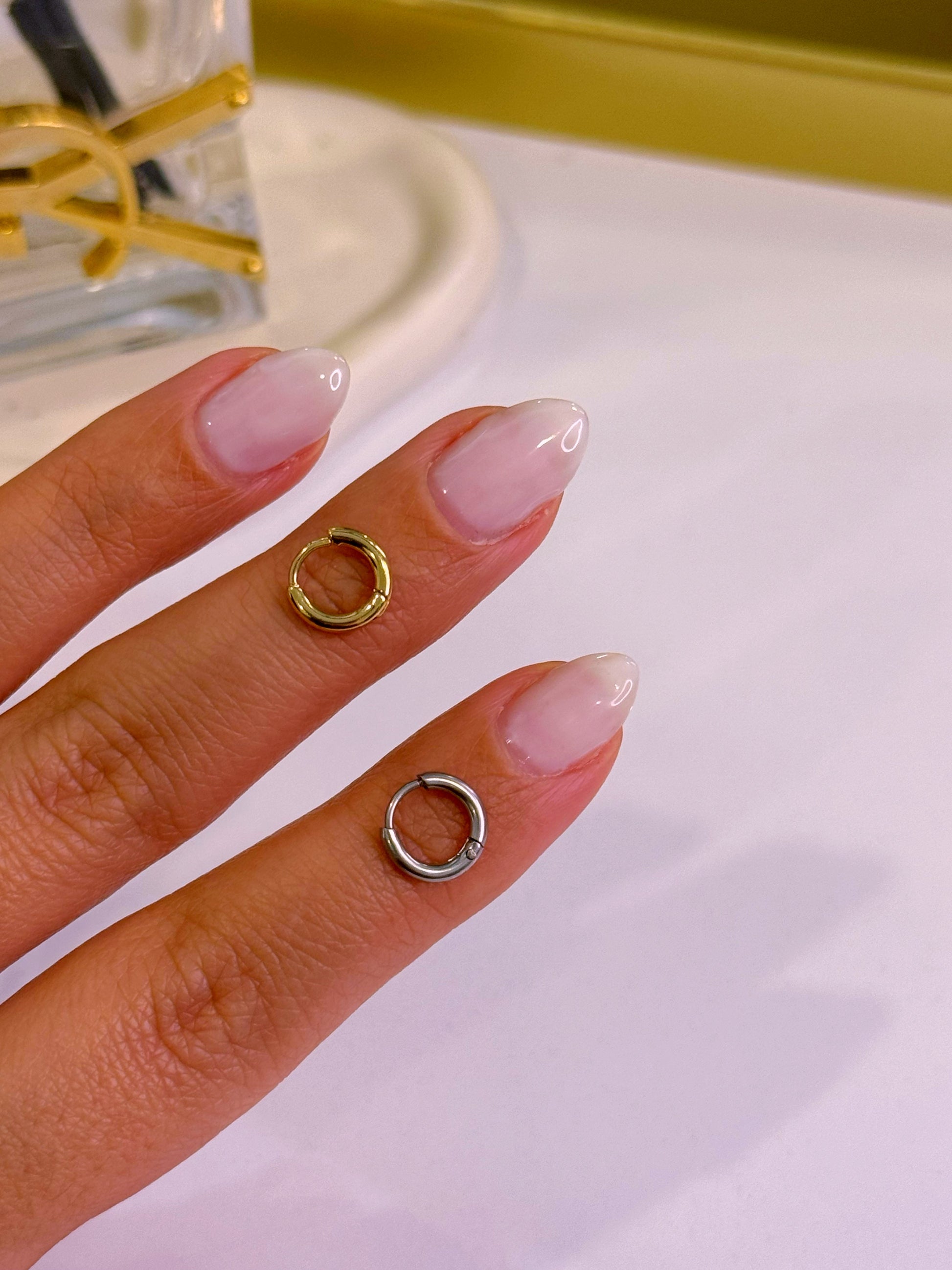 Mini argolinhas especiais 2º e 3º furo • lisas em aço inoxidável | 2 cores