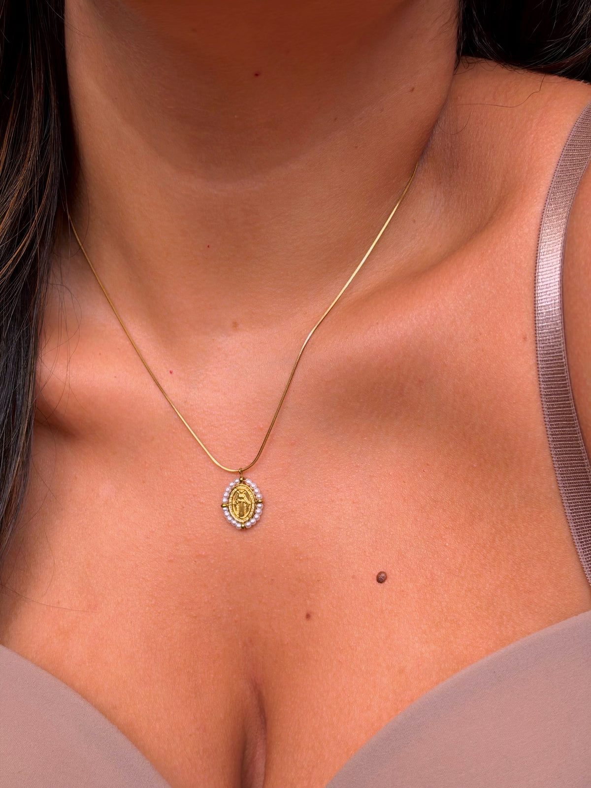 Colar malha fininha com medalha de Nª Senhora e pérolas | Dourado