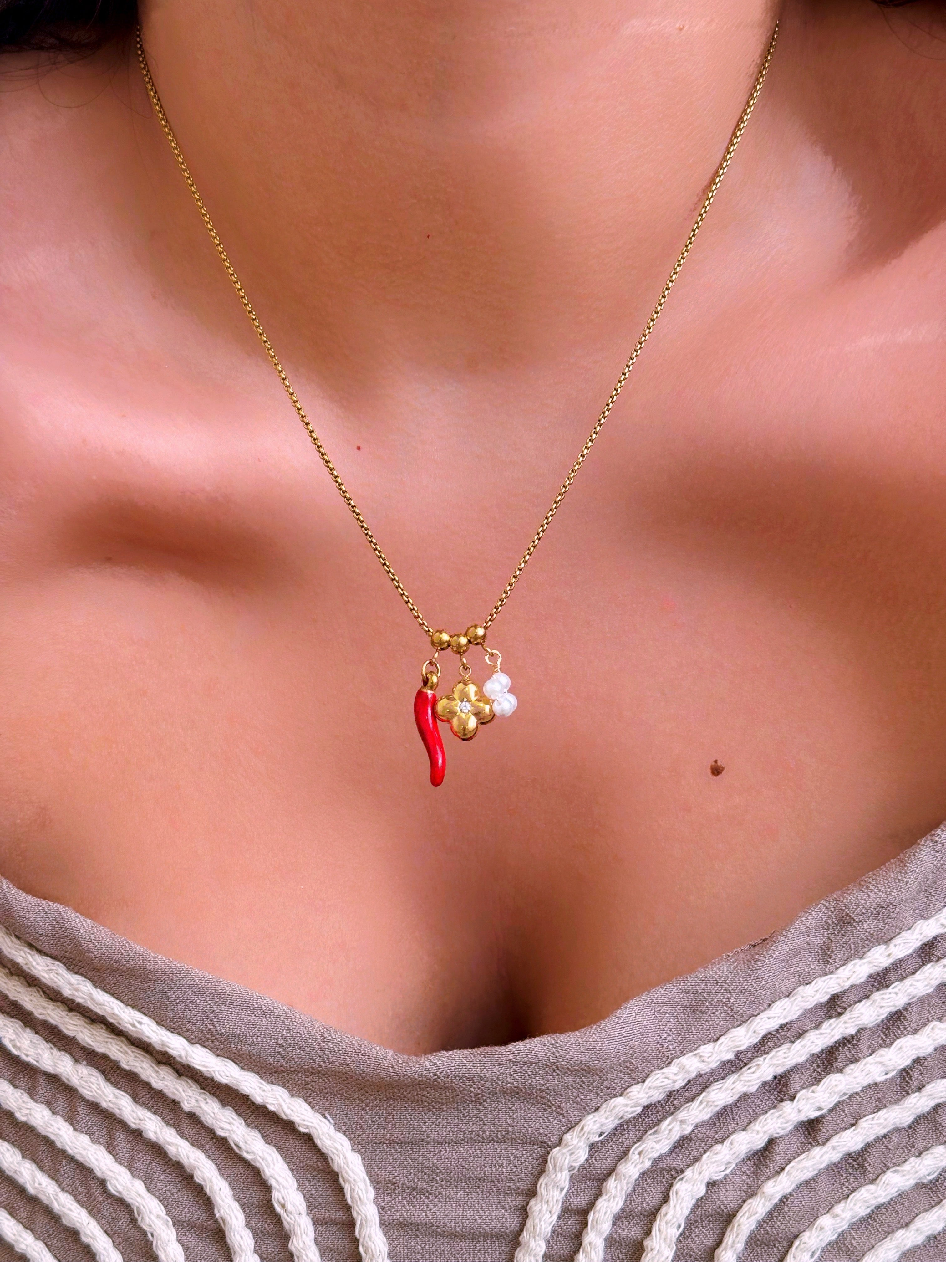 Colar malha redonda com pimentinha, trevo e pérola | Dourado