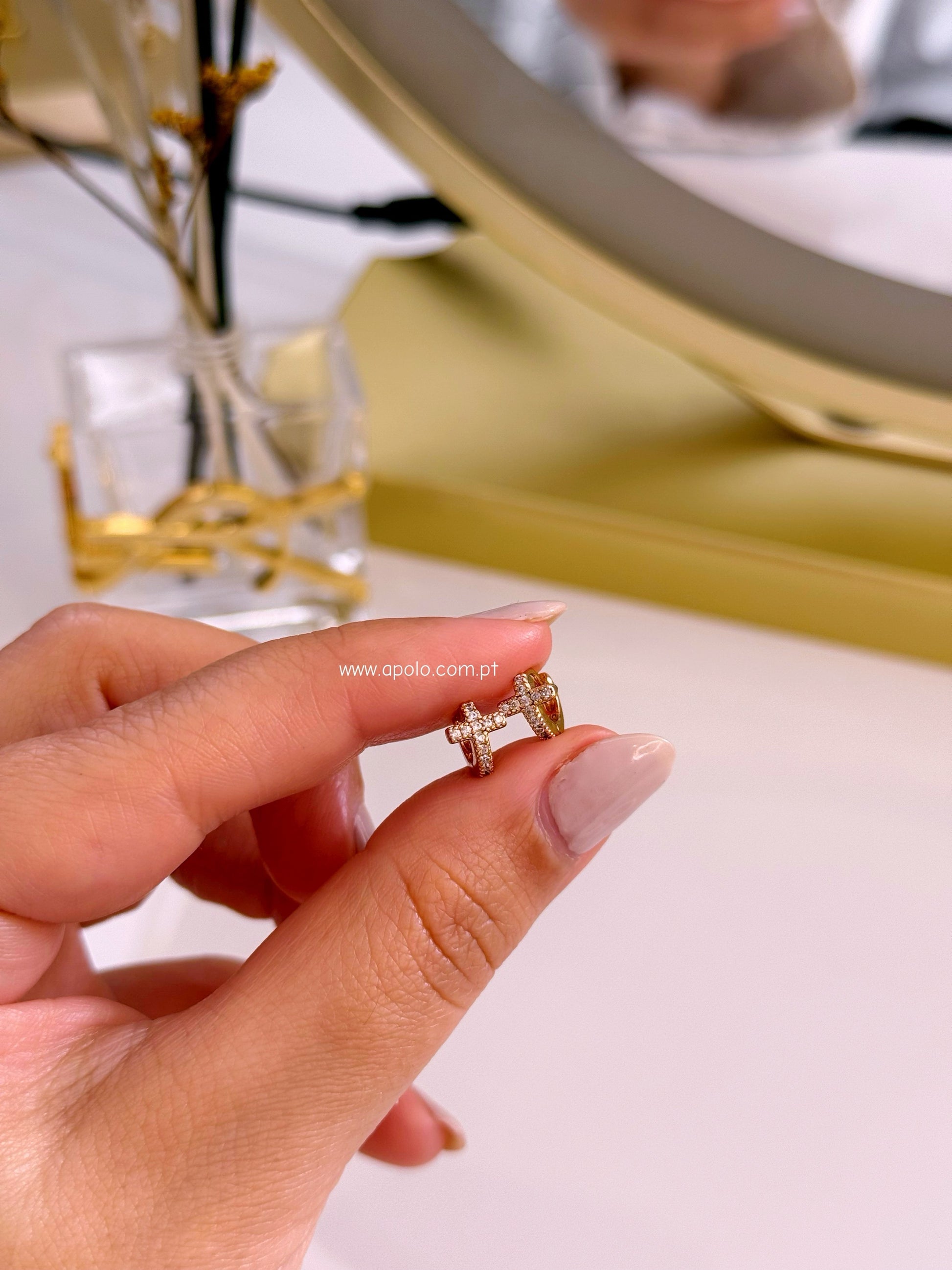 Mini argolinhas cruz com brilhantes | Especiais 2°/3° furo • Rose Gold
