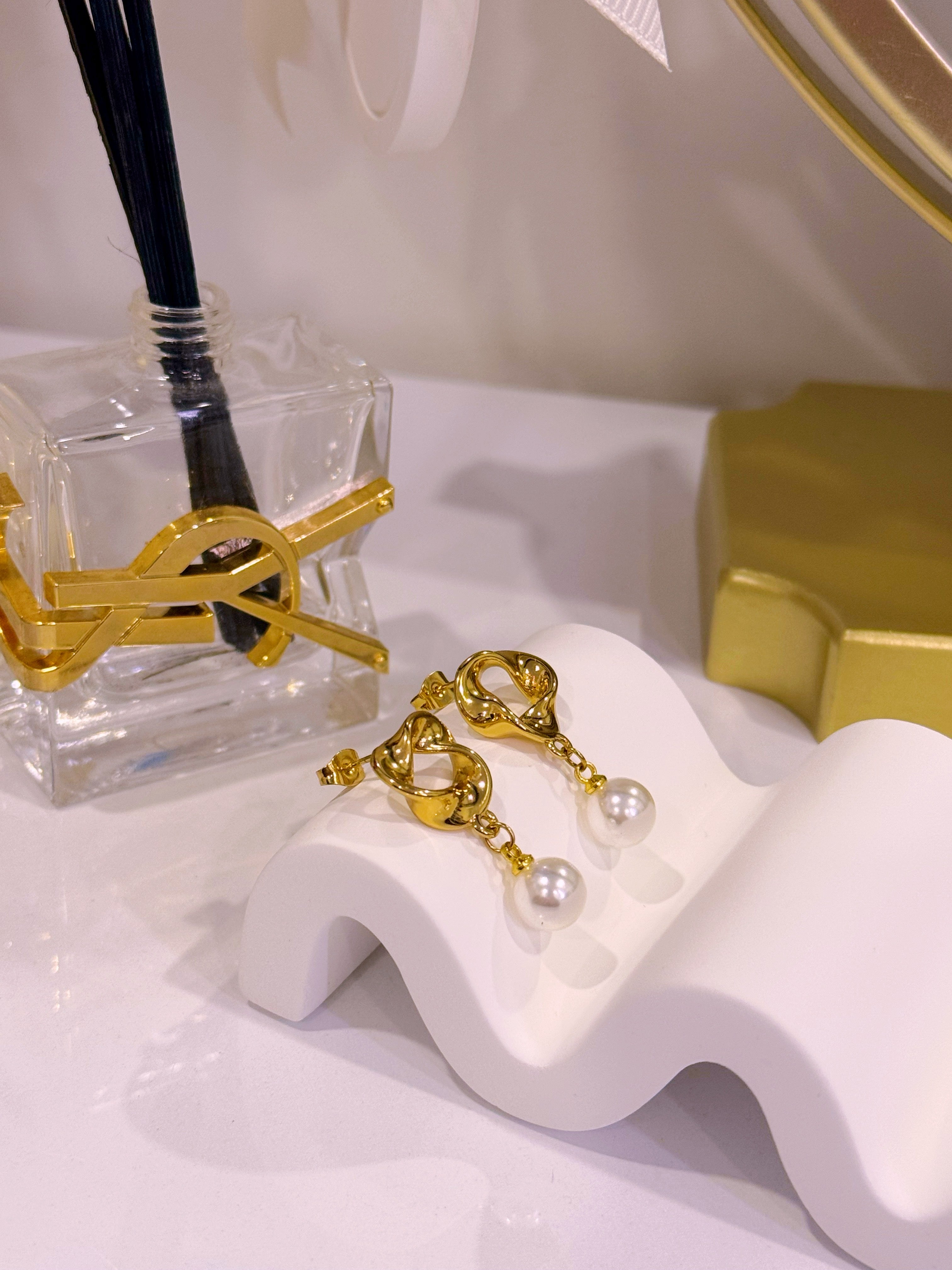 Brincos círculo torcido com pérola em pendente | Dourado