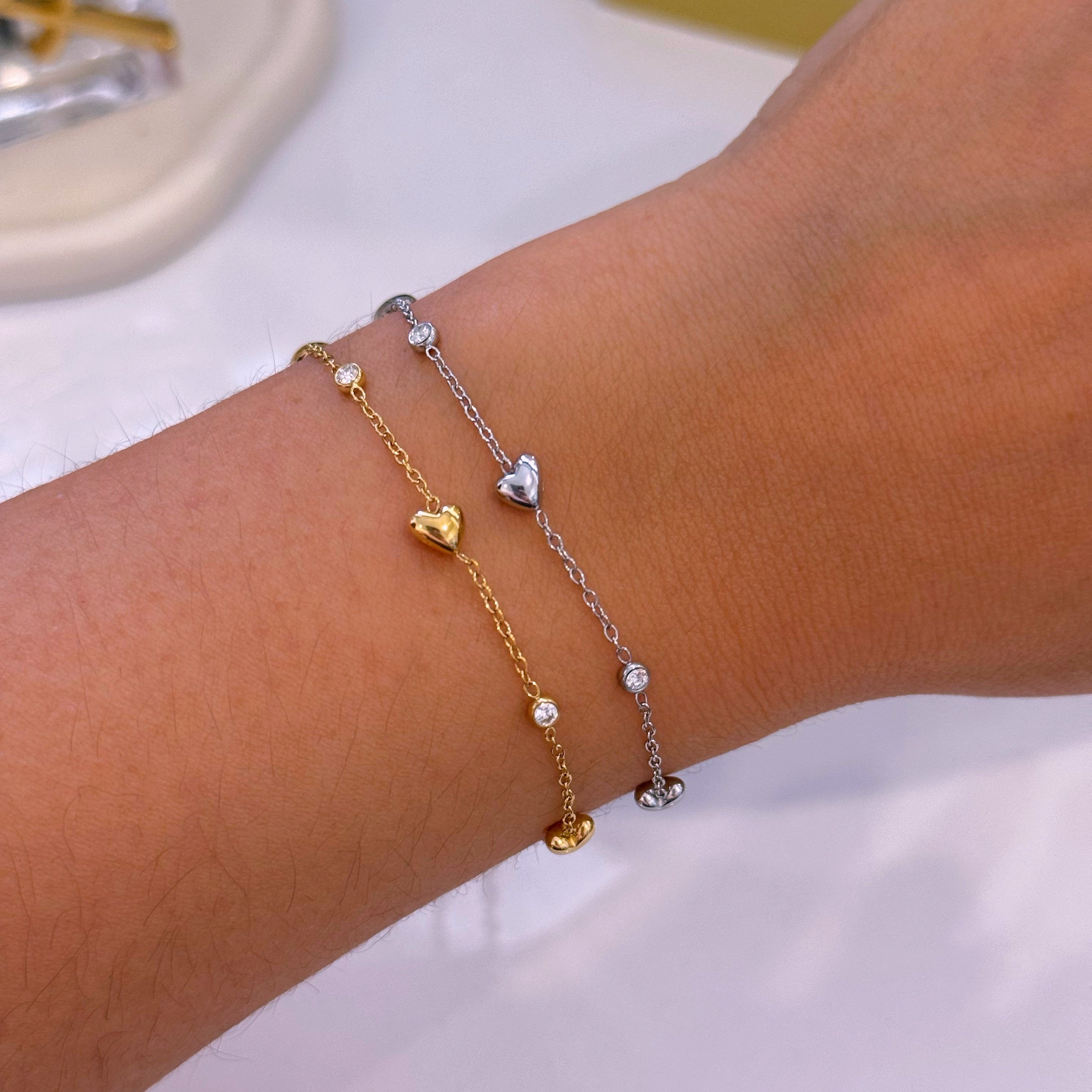Pulseira delicada com corações e brilhantes | 2 Cores