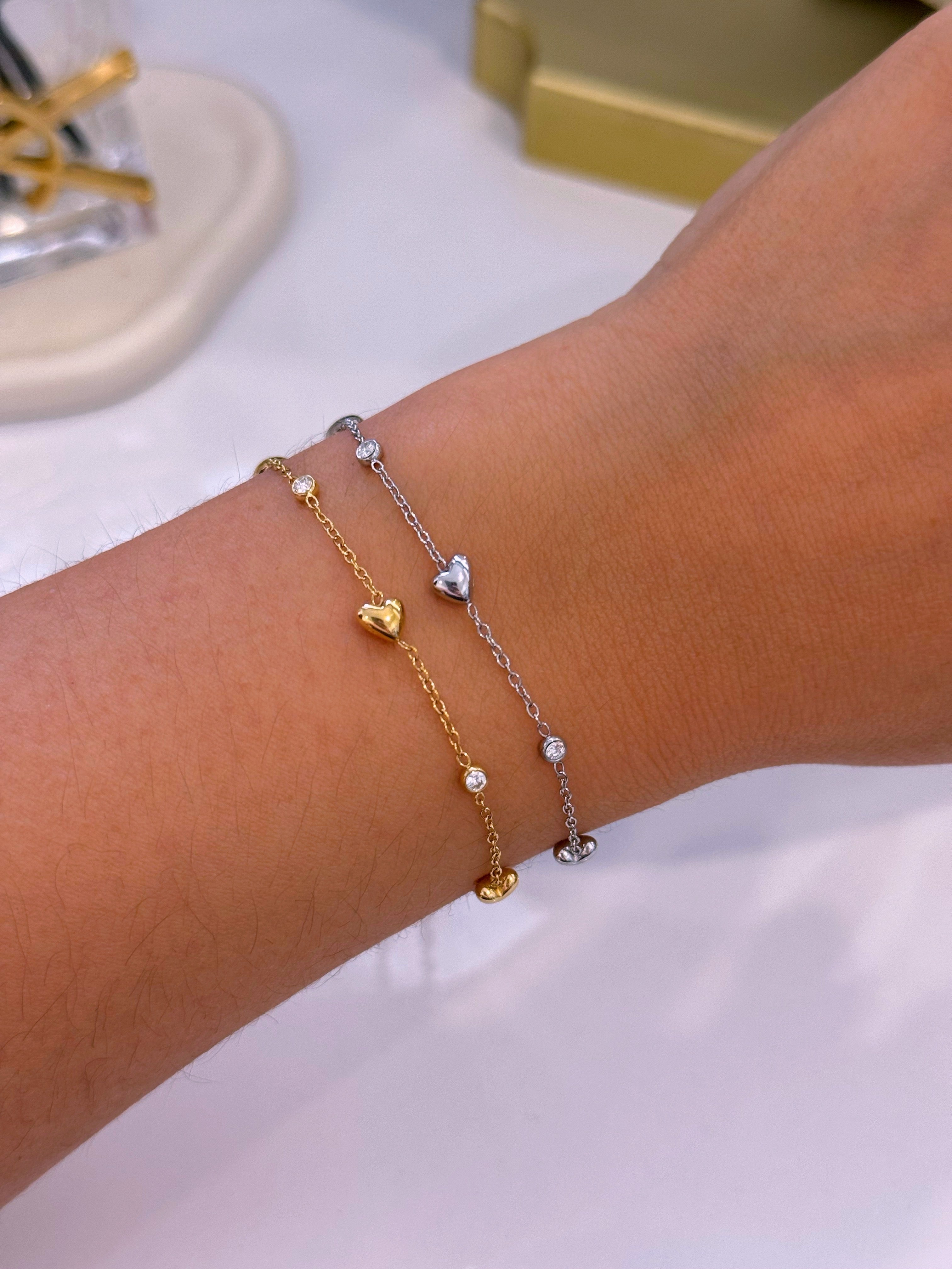 Pulseira delicada com corações e brilhantes | 2 Cores