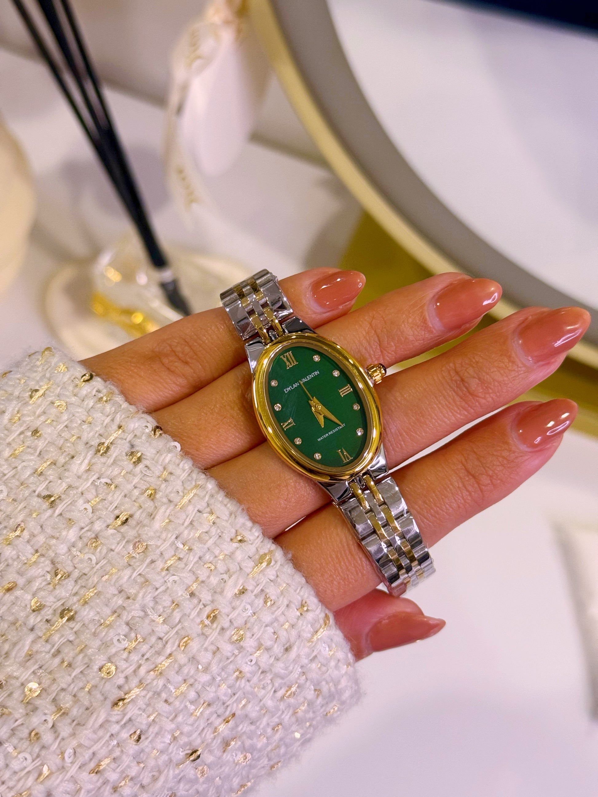 Relógio analógico mostrador oval • prateado e dourado | Fundo Verde