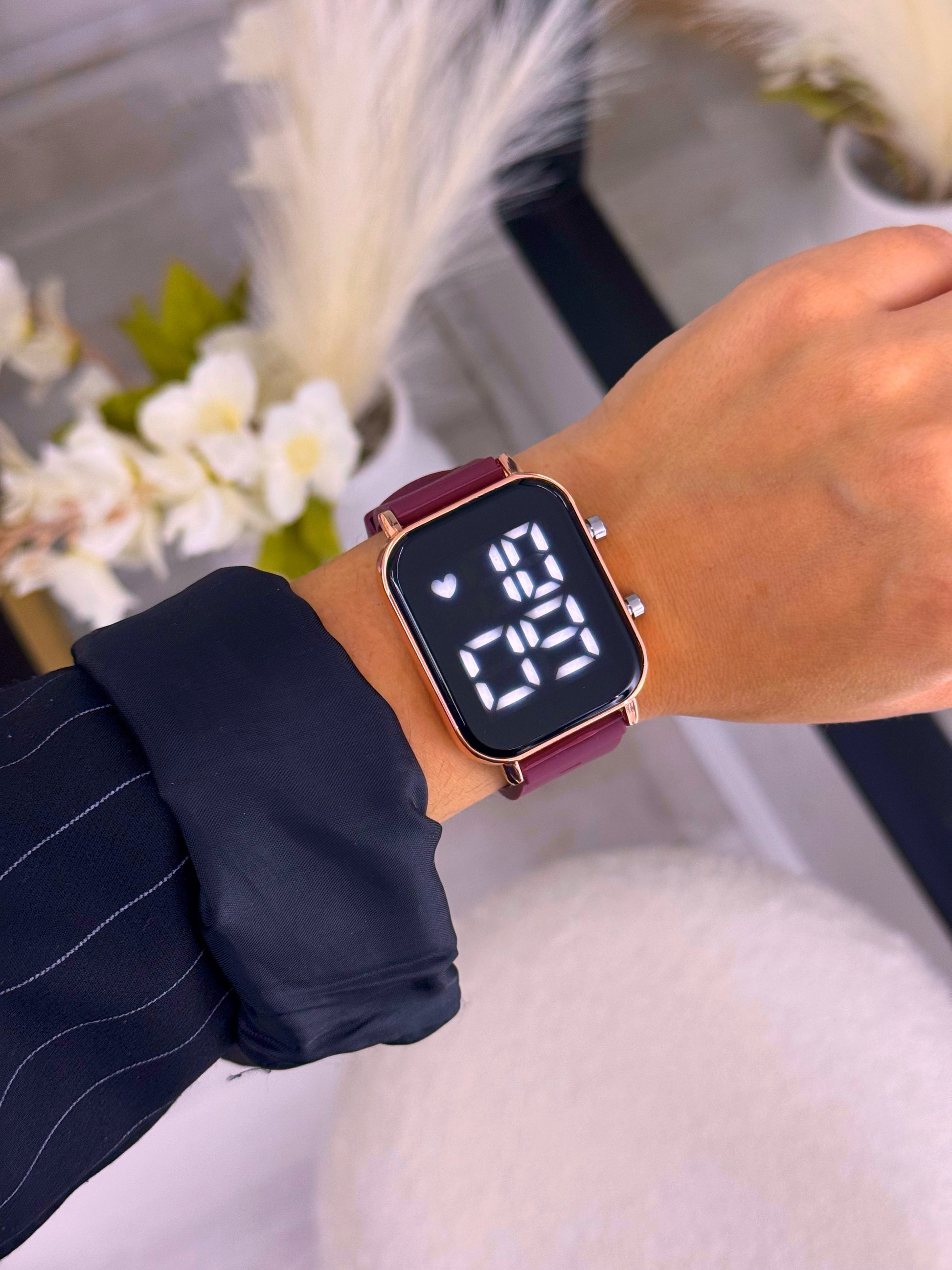 Relógio digital retangular com bracelete silicone | Bordô