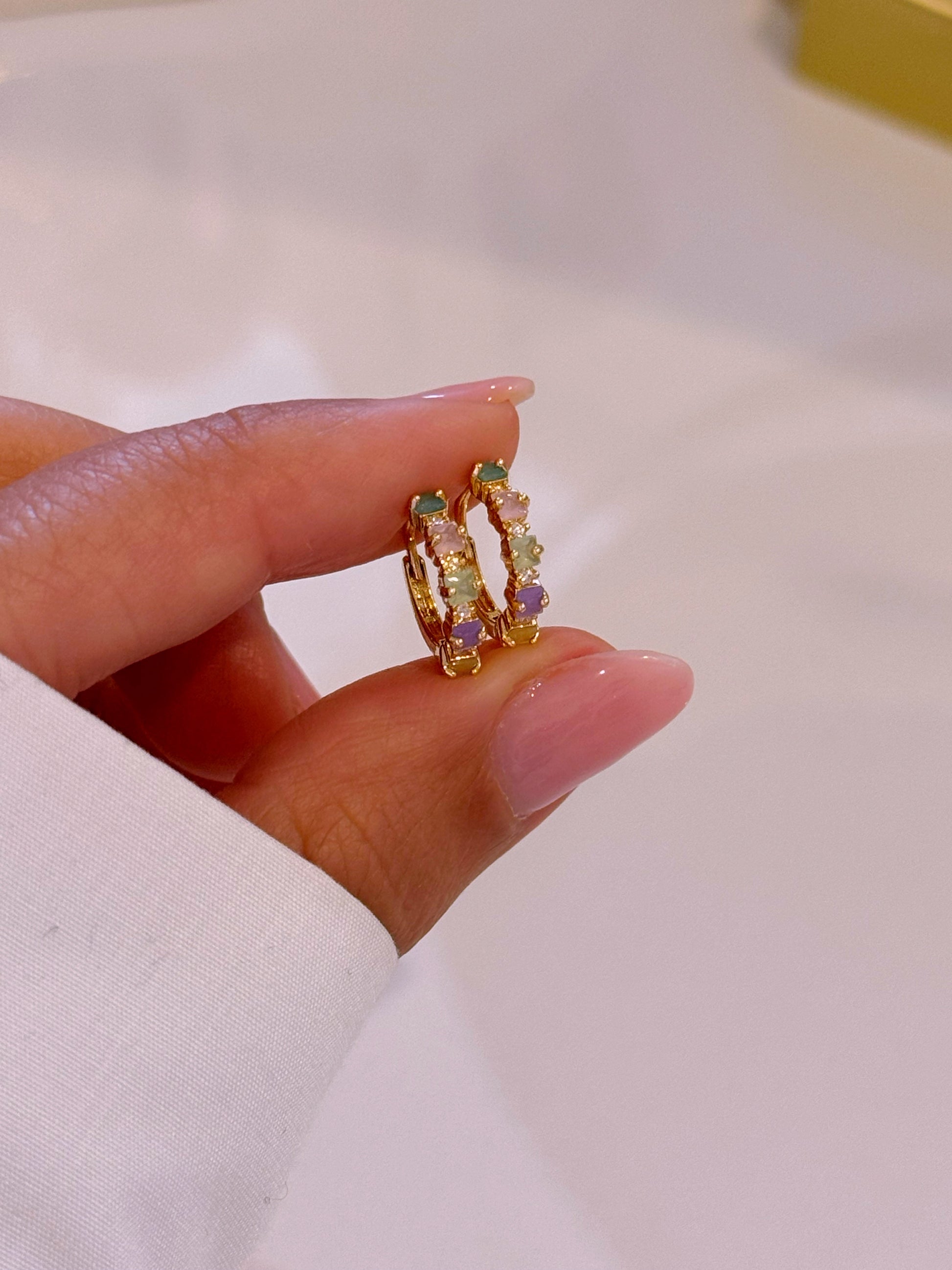 Argolinhas com pedrinhas e brilhantes • Dourado | Cores Pastel