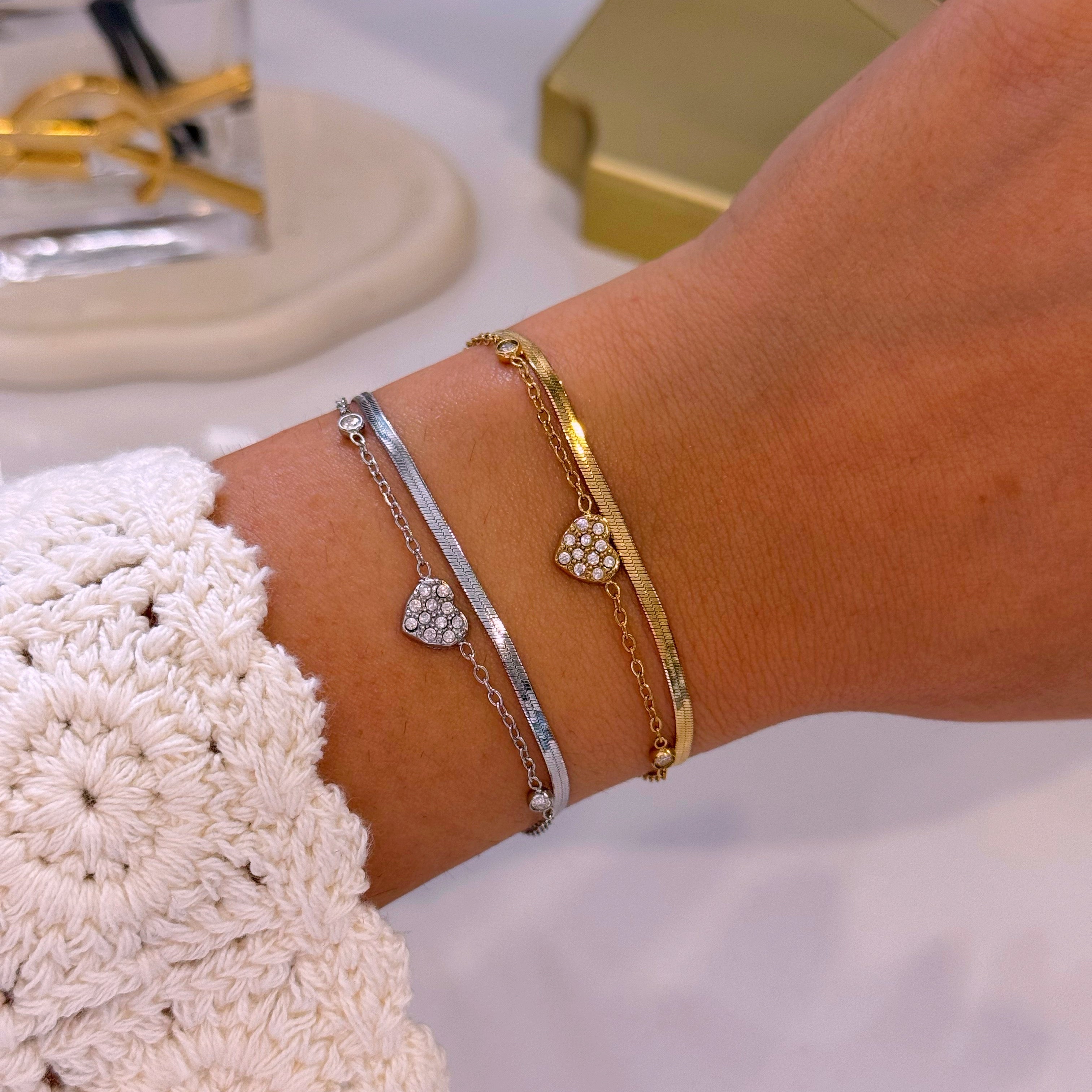Pulseira efeito duplo malha achatada e malha fininha com coração e brilhantes | 2 cores