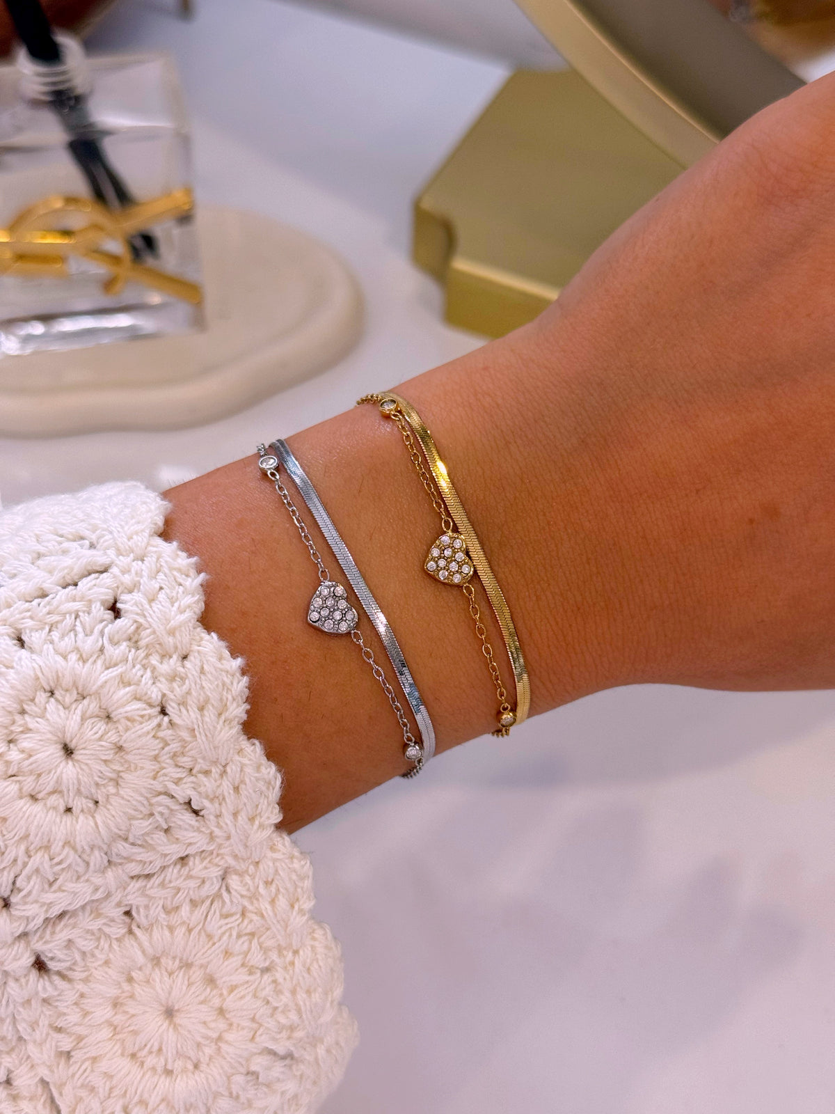 Pulseira efeito duplo malha achatada e malha fininha com coração e brilhantes | 2 cores